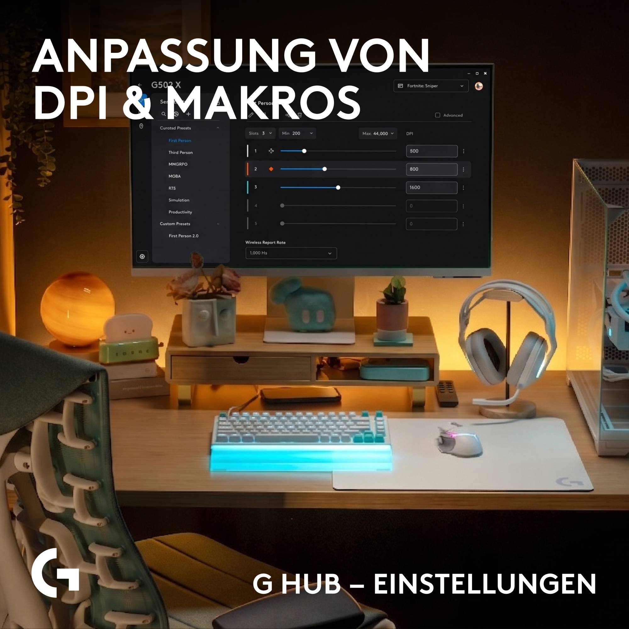 Ein Gaming-Schreibtisch mit Monitor, weißer Tastatur, Maus und Kopfhörern, beleuchtet von warmem Licht.