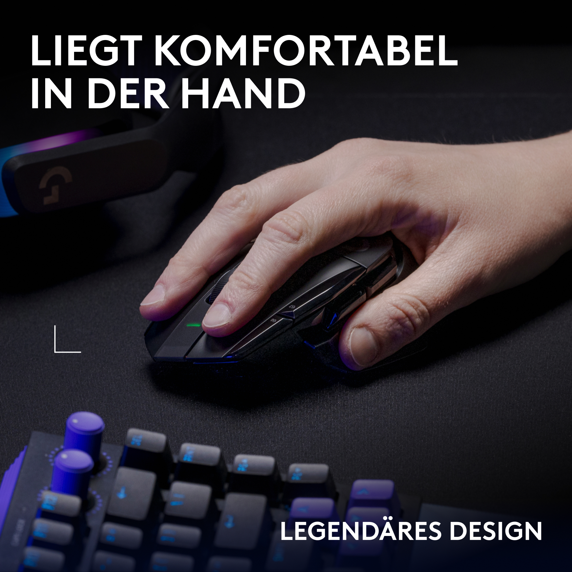 Eine Hand greift eine ergonomische schwarze Gaming-Maus auf einem Mauspad mit Tastatur.