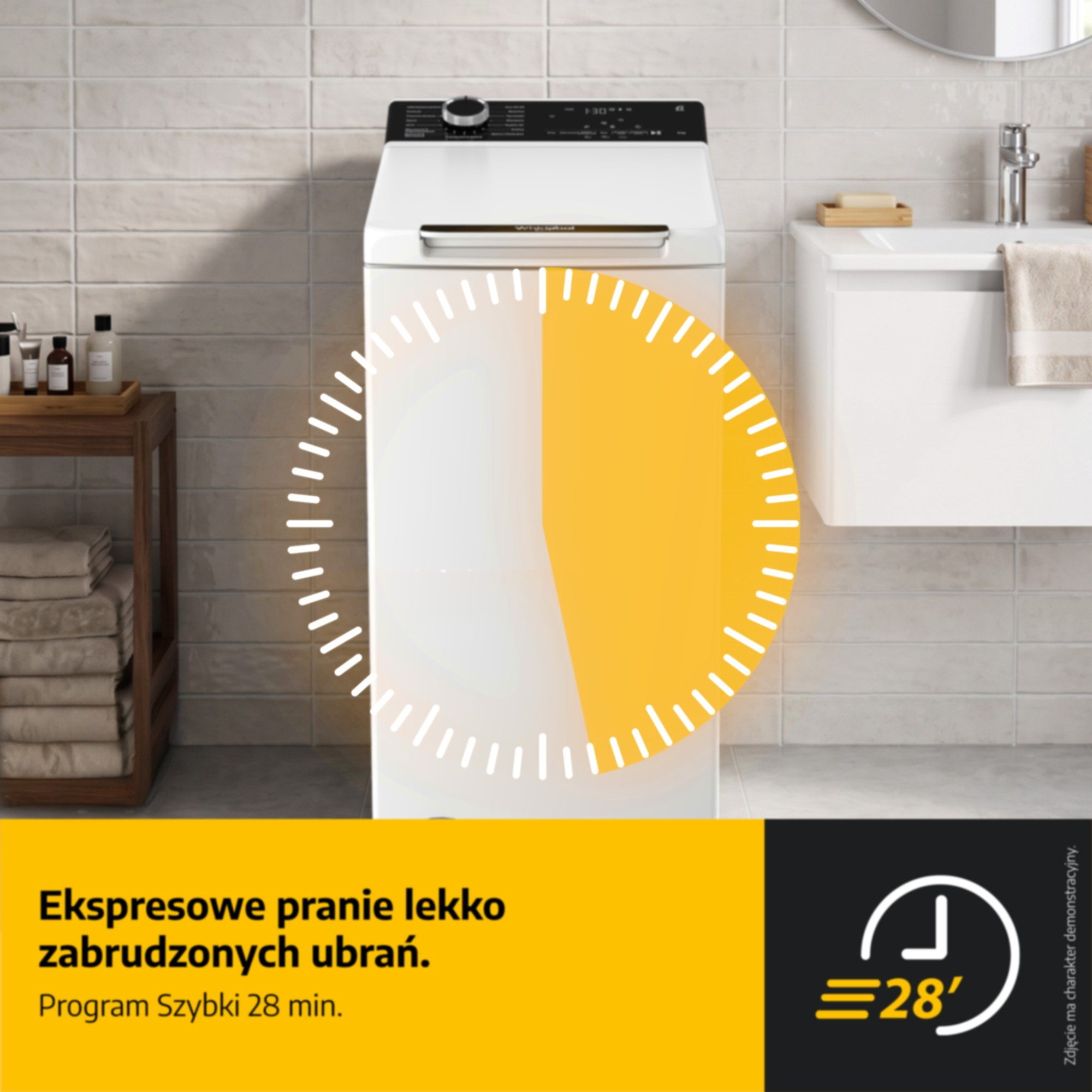 Pralka ładowana od góry w łazience z żółtą grafiką zegara i tekstem o programie szybkiego prania 28 min.