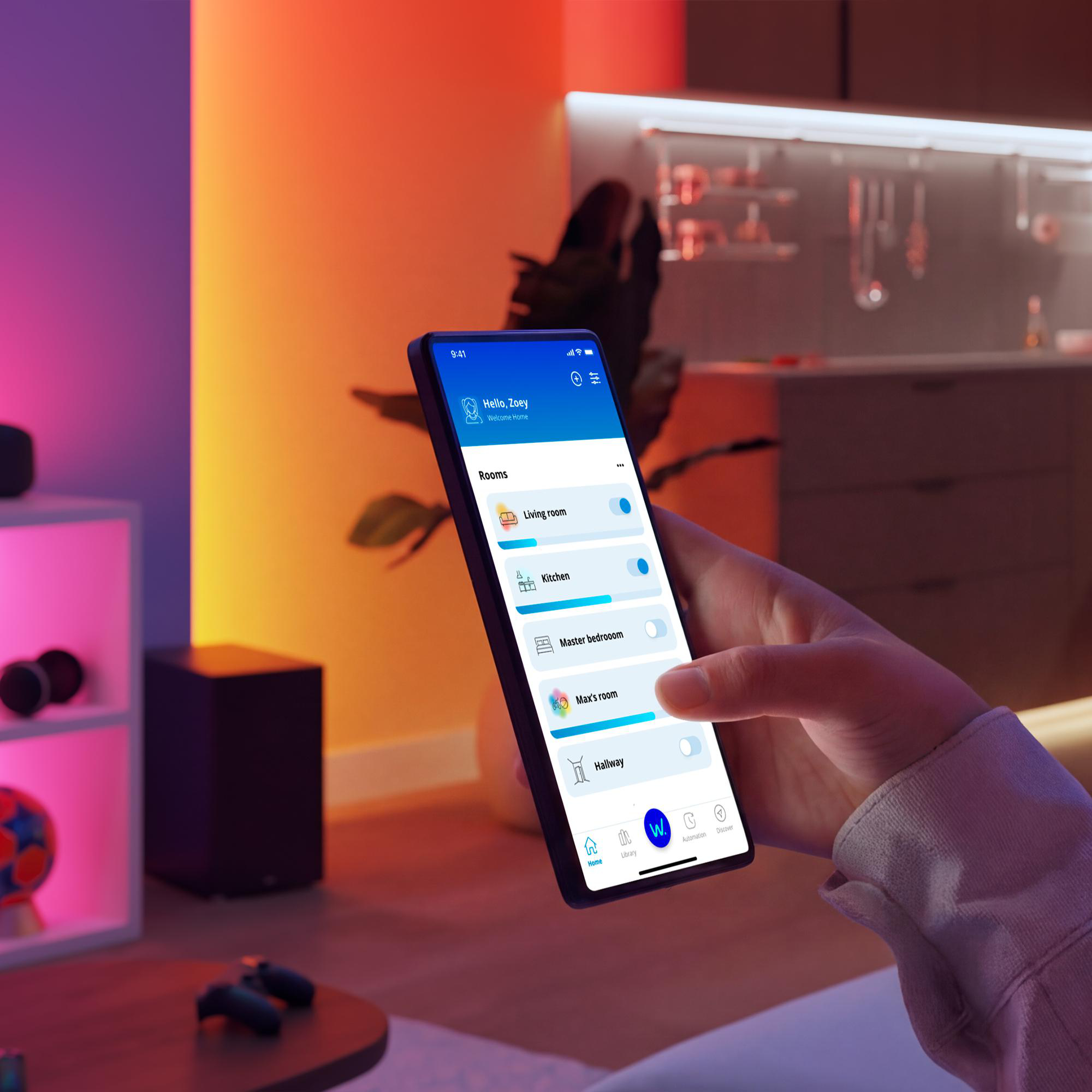 Hand hält Smartphone mit Smart-Home-App, im Hintergrund beleuchteter Raum.
