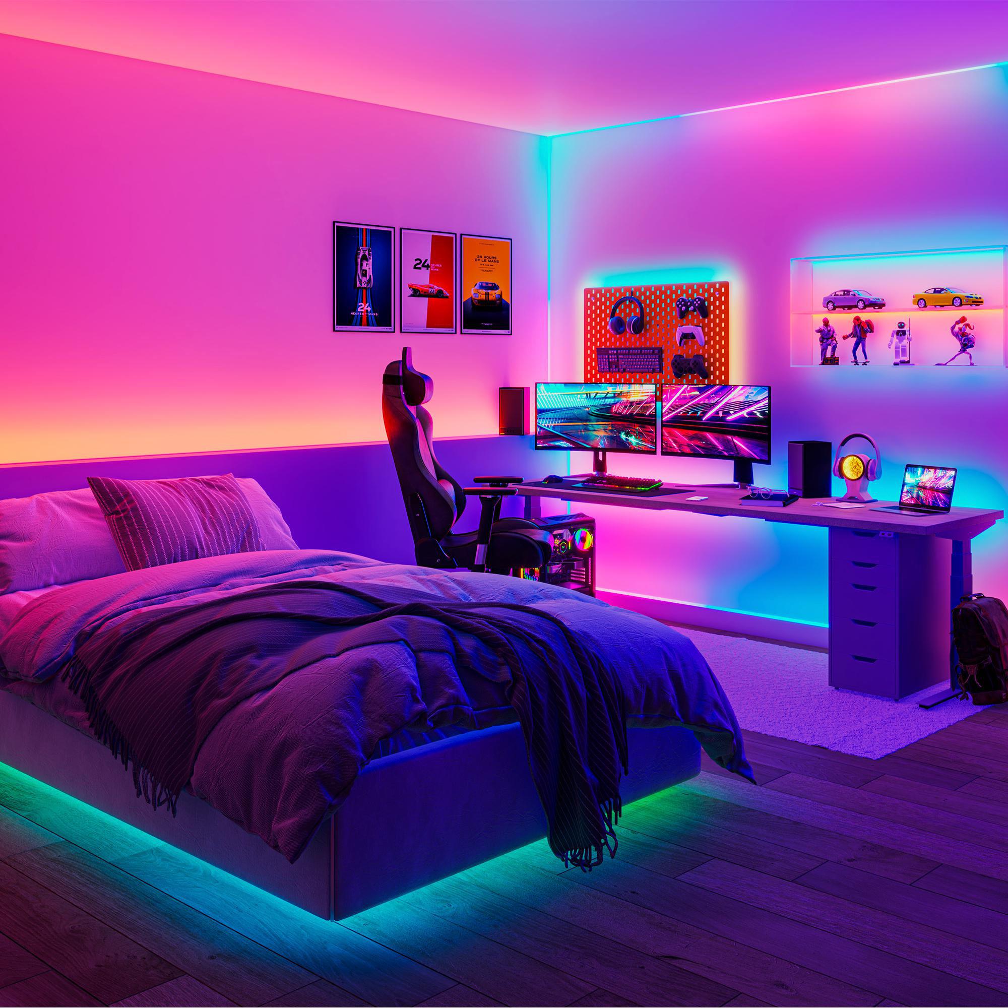 Ein modernes Jugendzimmer mit pinkem und blauem LED-Licht, einem Bett im Vordergrund und einem Gaming-Schreibtisch.