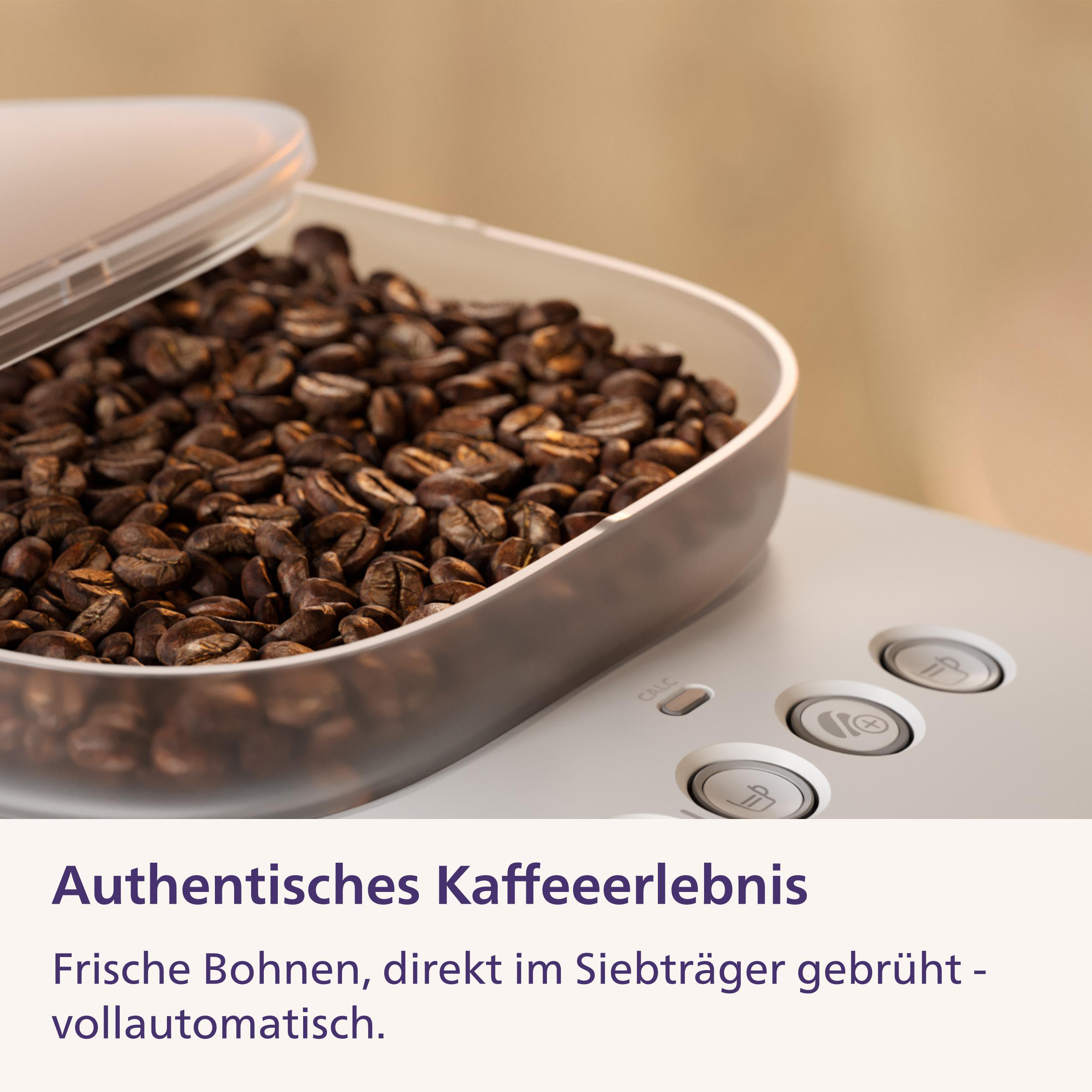 Kaffeebohnen im transparenten Behälter einer hellen Kaffeemaschine mit Bedienknöpfen.