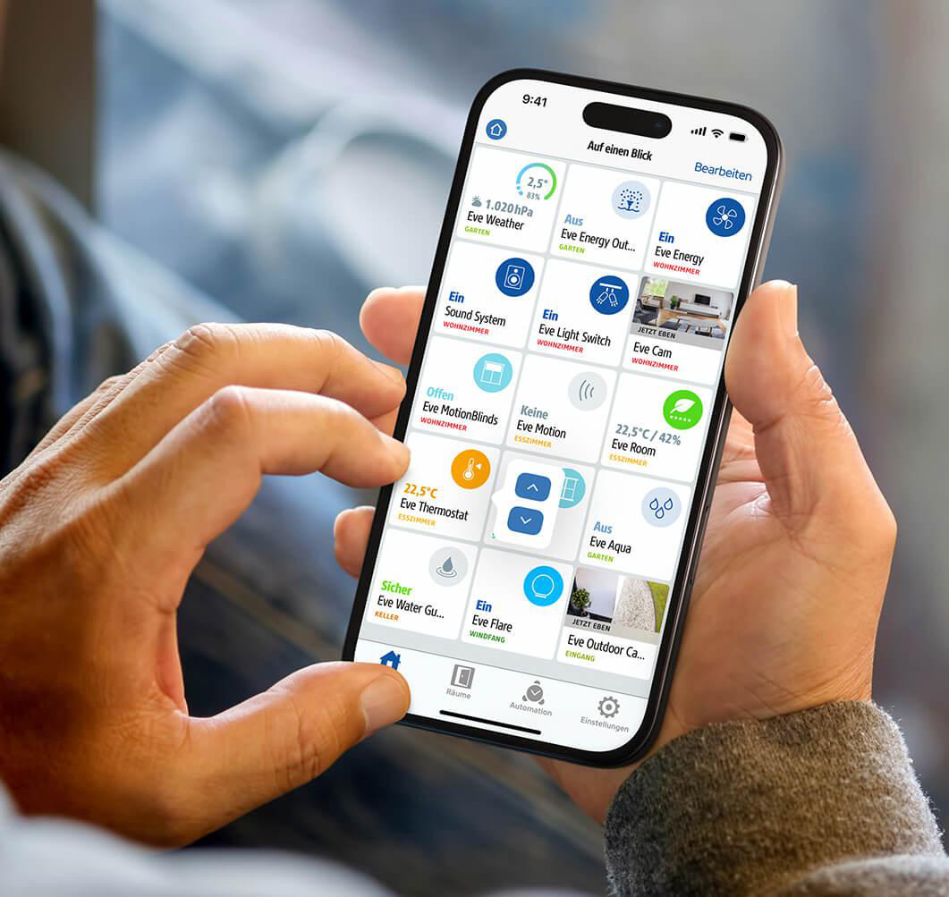 Ein Smartphone mit einer Smart-Home-App in den Händen.