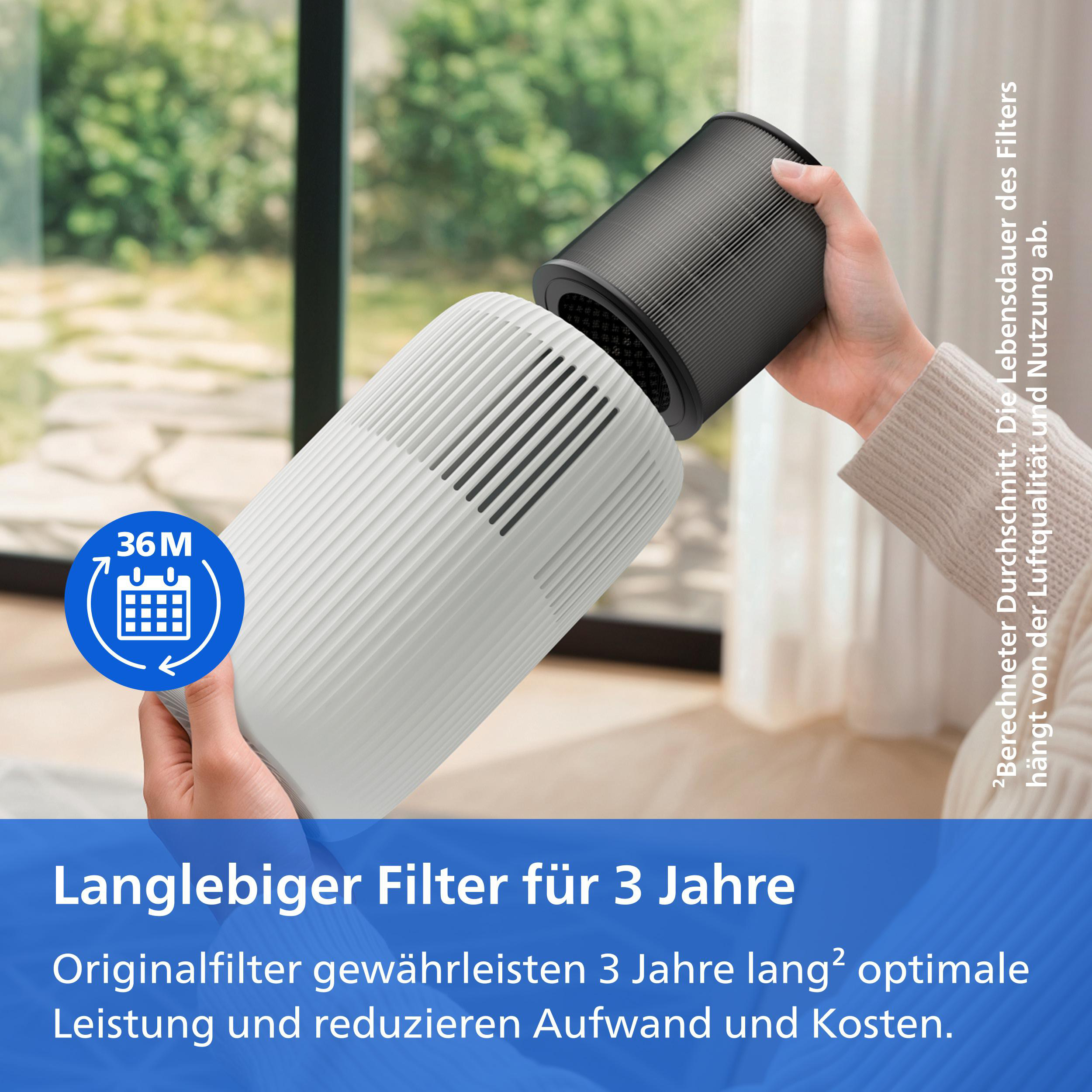 Eine Person wechselt einen schwarzen Zylinderfilter in einem weißen Luftreiniger, unten Werbetext.