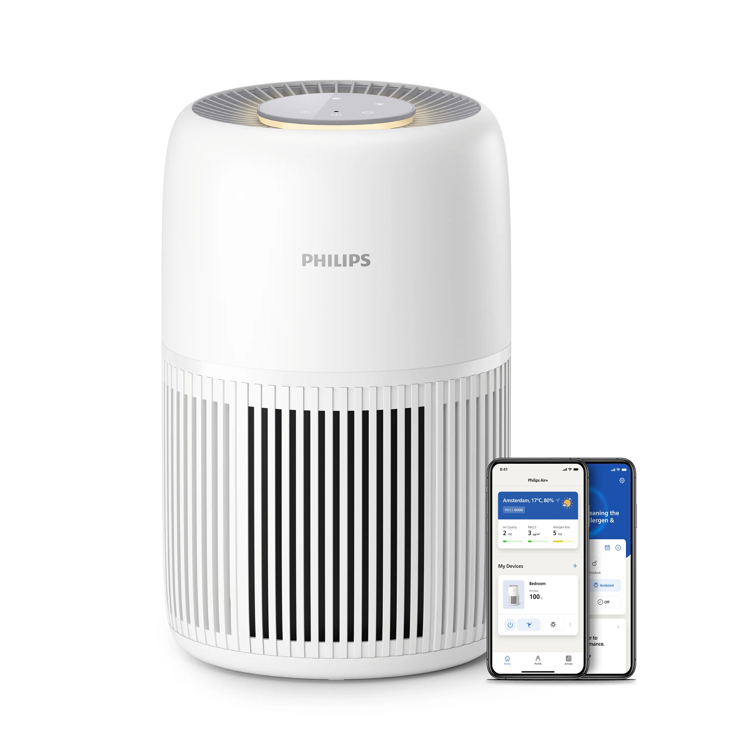 Ein weißer Philips Luftreiniger steht neben zwei Smartphones mit geöffneter App auf einem weißen Hintergrund.