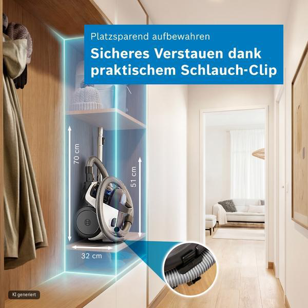 Staubsauger ordentlich im Schrank verstaut, mit Maßangaben und Schlauch-Clip.