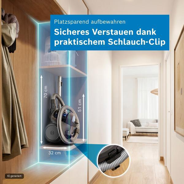 Ein kompakter Staubsauger im Flurschrank verstaut, mit Maßangaben und Text über platzsparende Aufbewahrung.