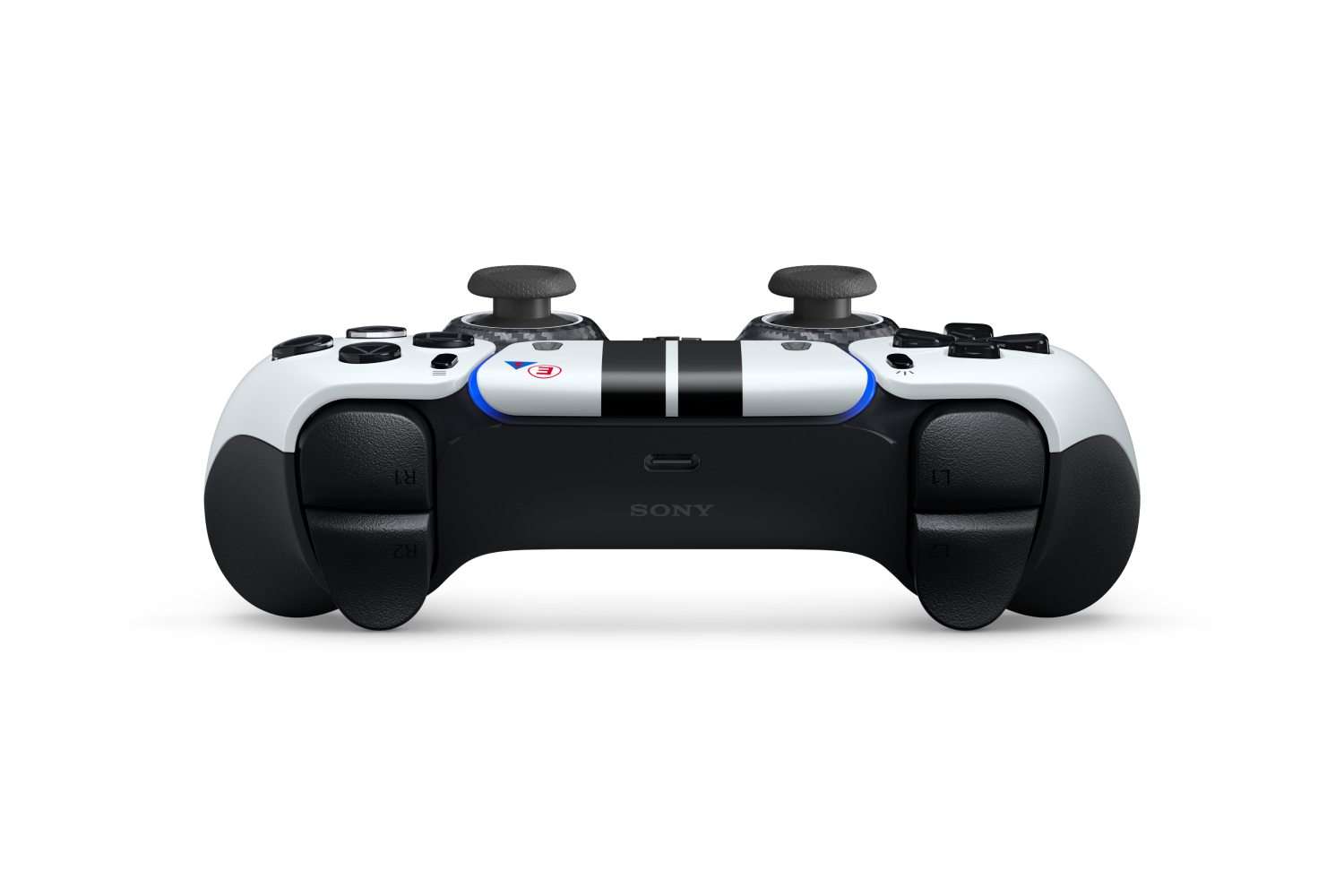 Vista trasera de un mando de juegos Sony en blanco y negro con dos joysticks y botones superiores sobre fondo negro.