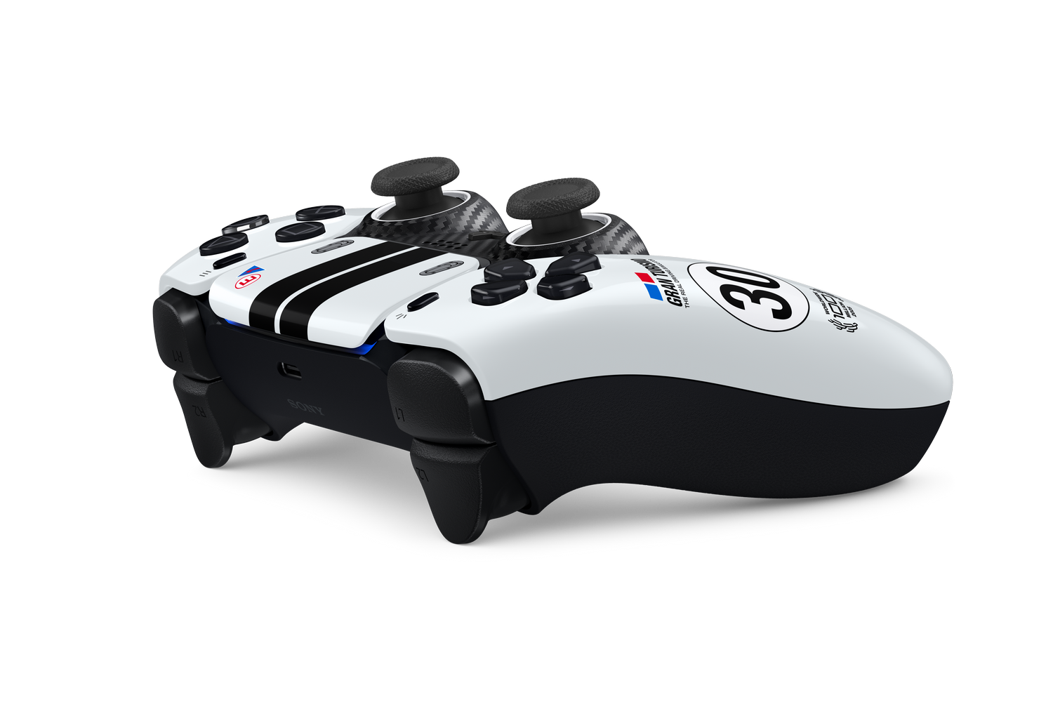 Un mando de PlayStation 5 blanco y negro con decoración de carreras especial sobre fondo negro.