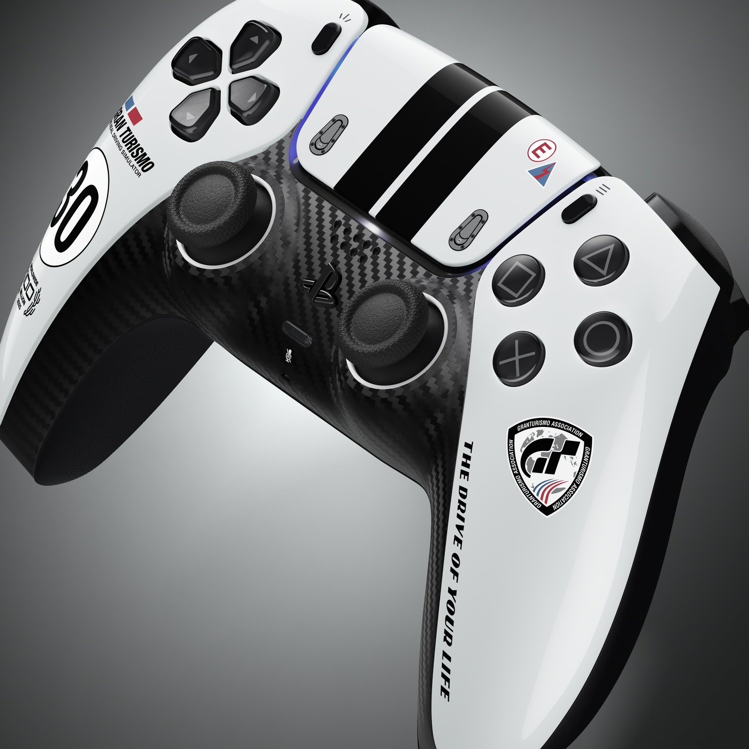 Un mando de juego personalizado en blanco y negro con la marca Gran Turismo y textura de fibra de carbono sobre fondo gris.