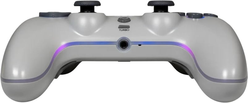 Egy fehér játékvezérlő két analóg karral, színes LED-ekkel és egy középső hangcsatlakozóval fekete háttér előtt.