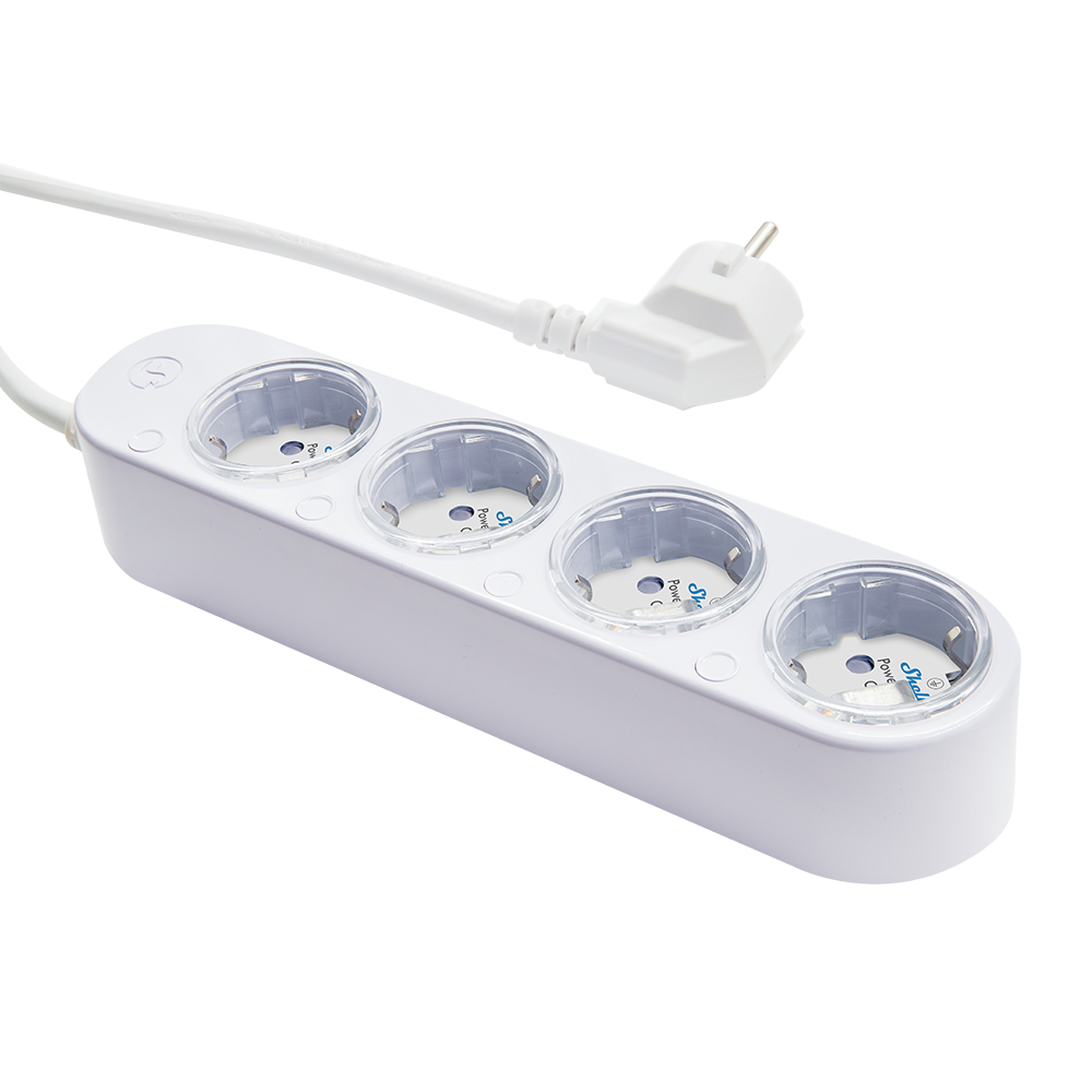 Eine weiße Steckdosenleiste mit vier Steckdosen und einem angeschlossenen Kabel mit Stecker auf weißem Hintergrund.