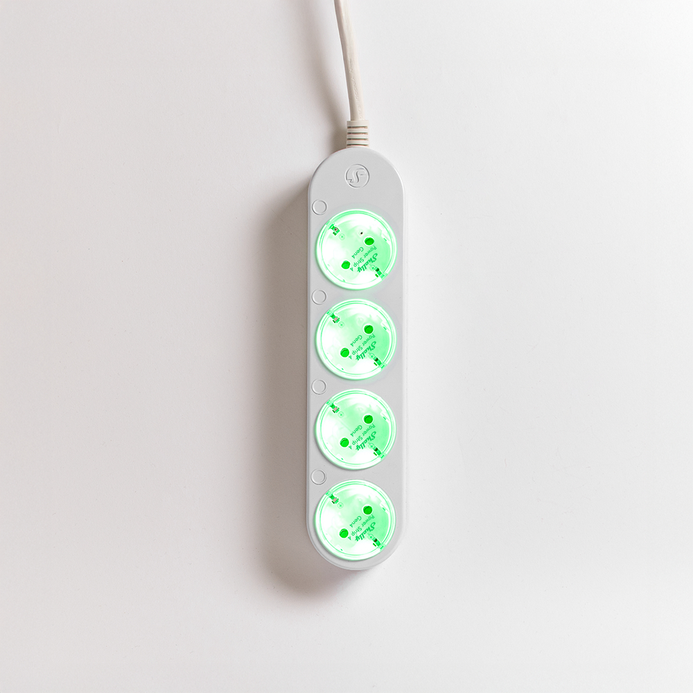 Eine weiße Mehrfachsteckdose mit vier grün leuchtenden Steckplätzen an einem weißen Kabel auf weißem Hintergrund.