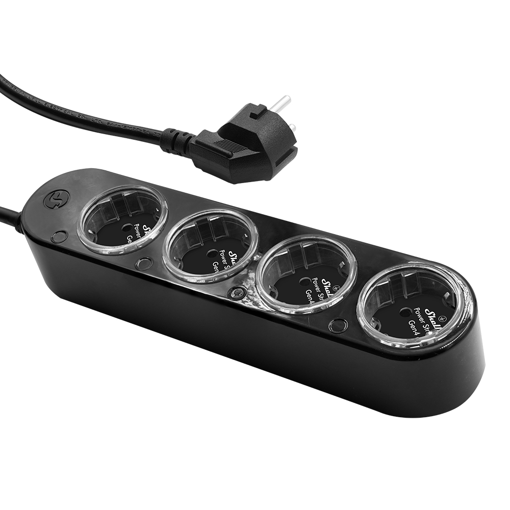 Schwarze Mehrfachsteckdose mit vier Steckplätzen und einem angeschlossenen Kabel mit Stecker auf weißem Hintergrund.