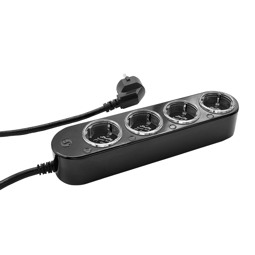Eine schwarze Steckdosenleiste mit vier Steckdosen und angeschlossenem Stecker auf weißem Hintergrund.