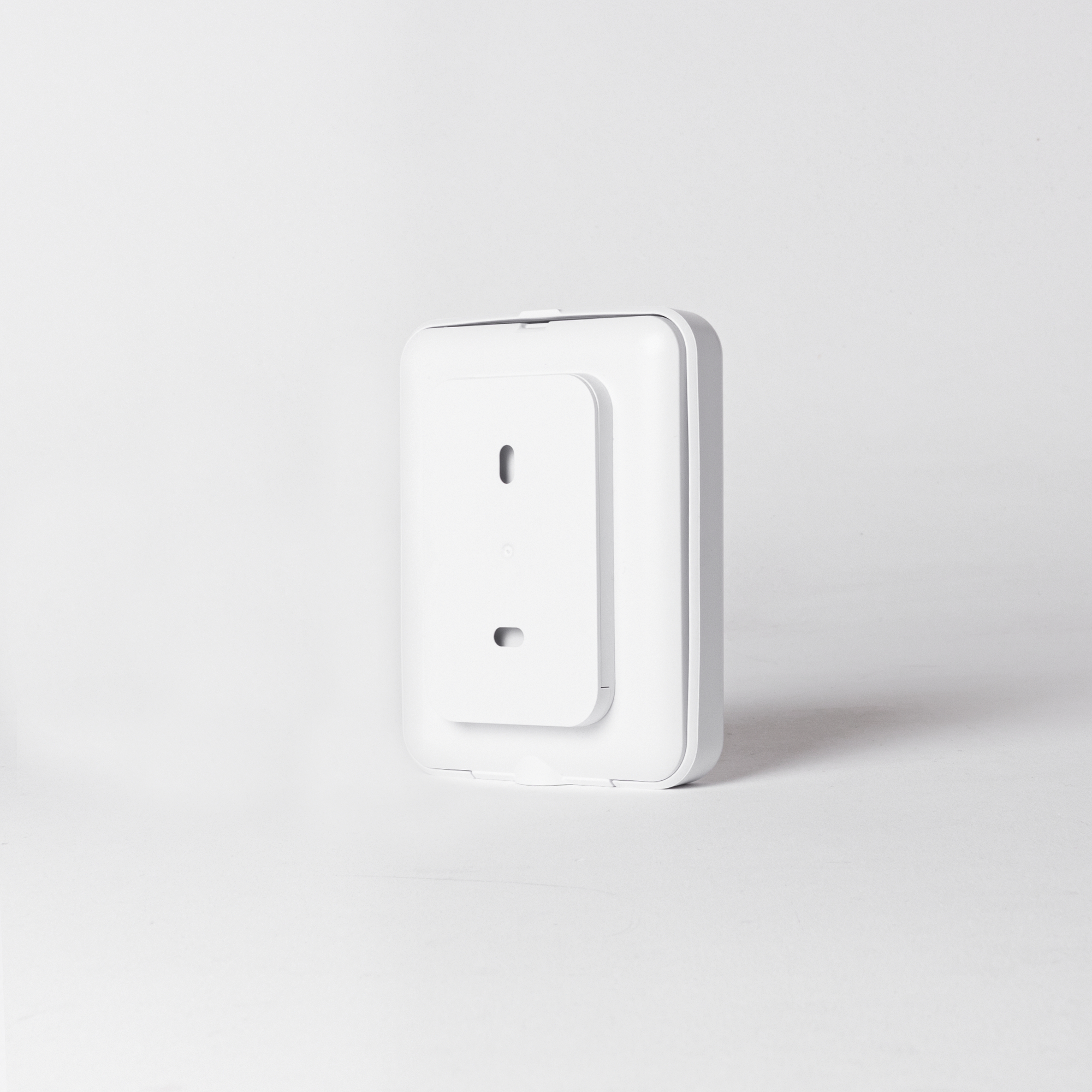 Ein weißes elektronisches Gerät mit rechteckigem Design auf weißem Hintergrund.