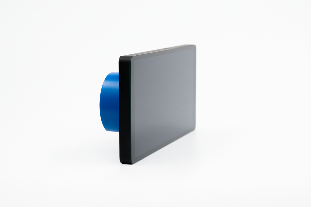 Ein schwarzes Tablet mit einem runden blauen Ständer steht schräg auf weißem Hintergrund.