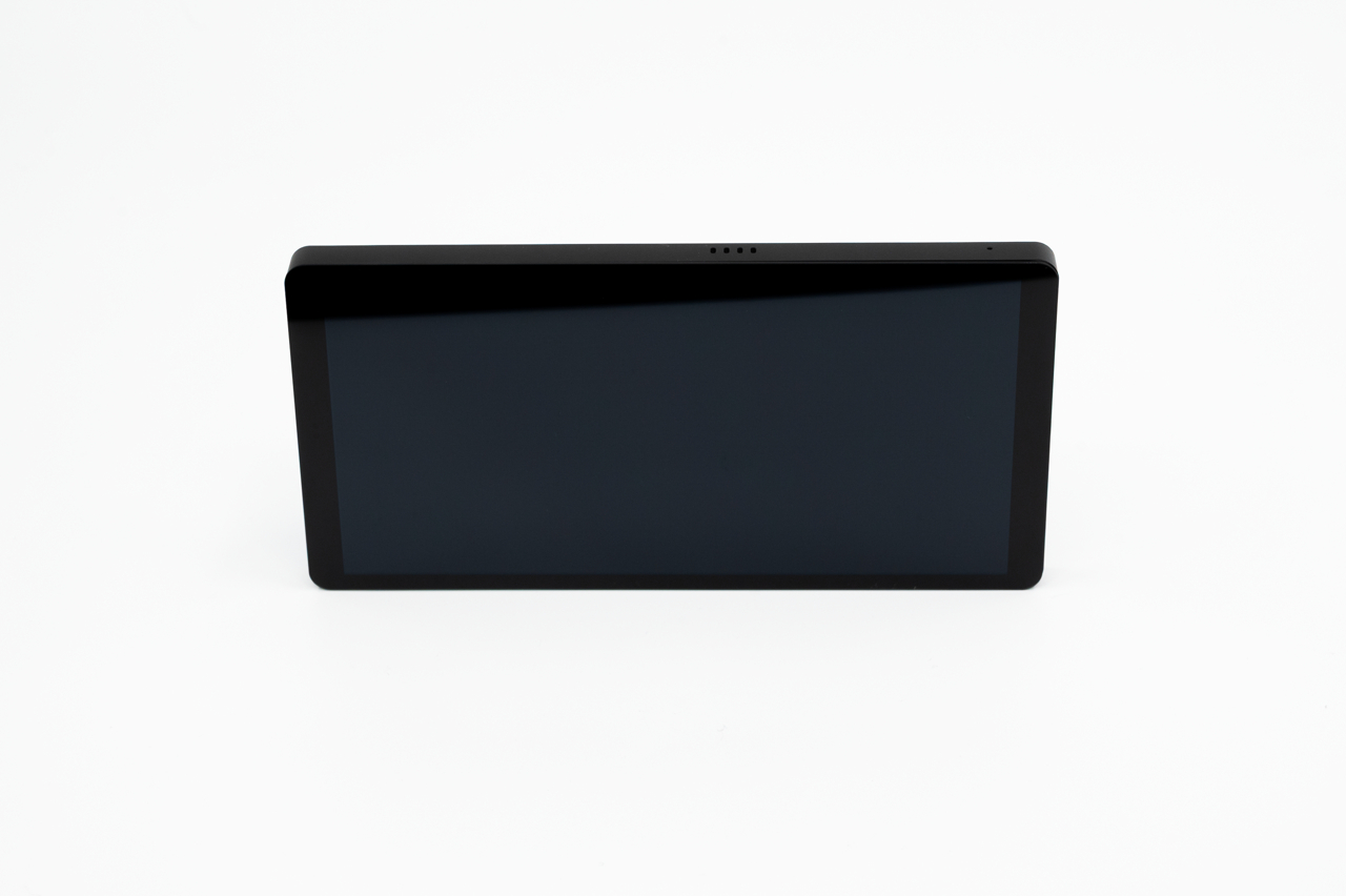 Ein schwarzes Tablet liegt waagerecht auf weißem Hintergrund mit ausgeschaltetem Bildschirm.