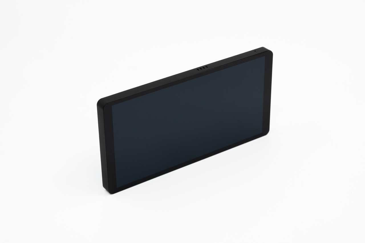 Ein schwarzes Tablet steht schräg auf einem sauberen, einfarbig weißen Hintergrund.