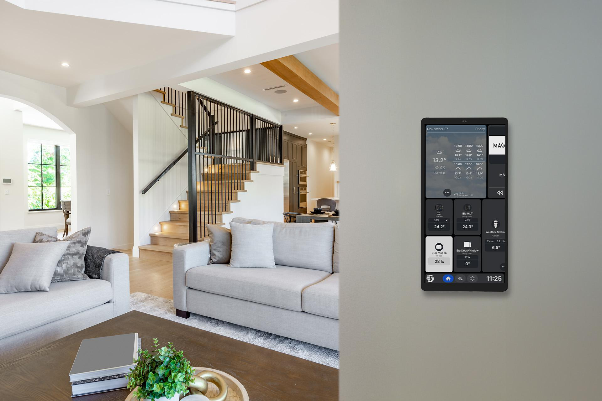 Wandmontiertes Smart-Home-Display mit Wetter- und Steuerungs-UI in einem modernen Wohnzimmer.