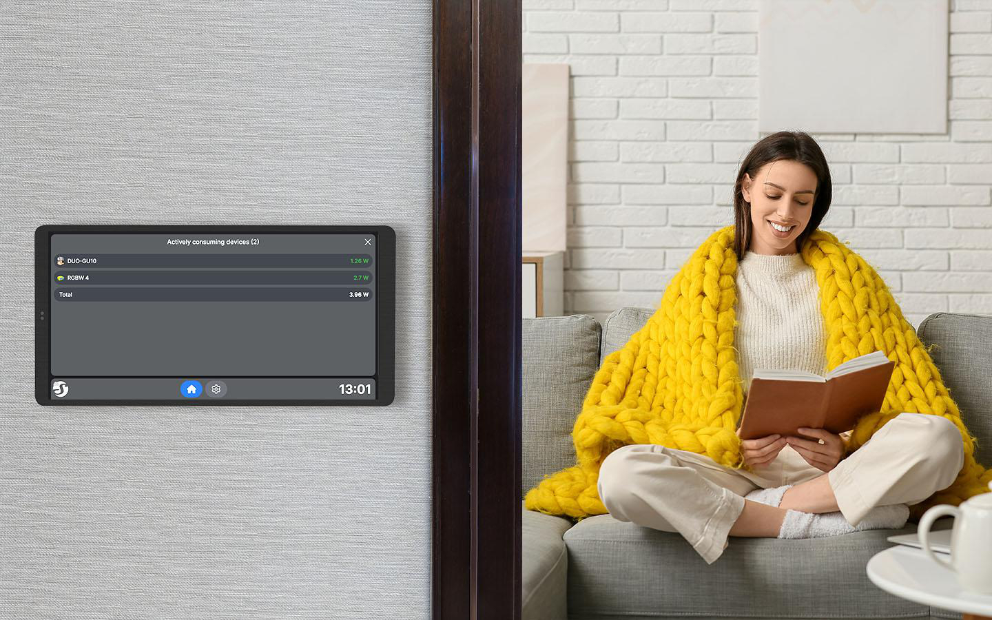 Eine Frau sitzt auf einem Sofa und liest, während an der Wand ein Smart-Home-Bildschirm zu sehen ist.