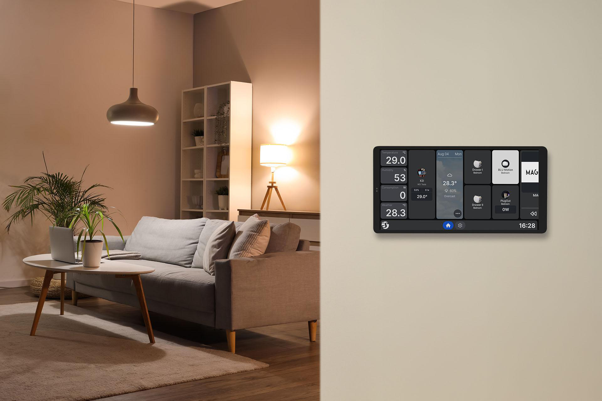 Wohnzimmer mit grauem Sofa, Pflanzen und einem Smart-Home-Bedienfeld an der Wand.