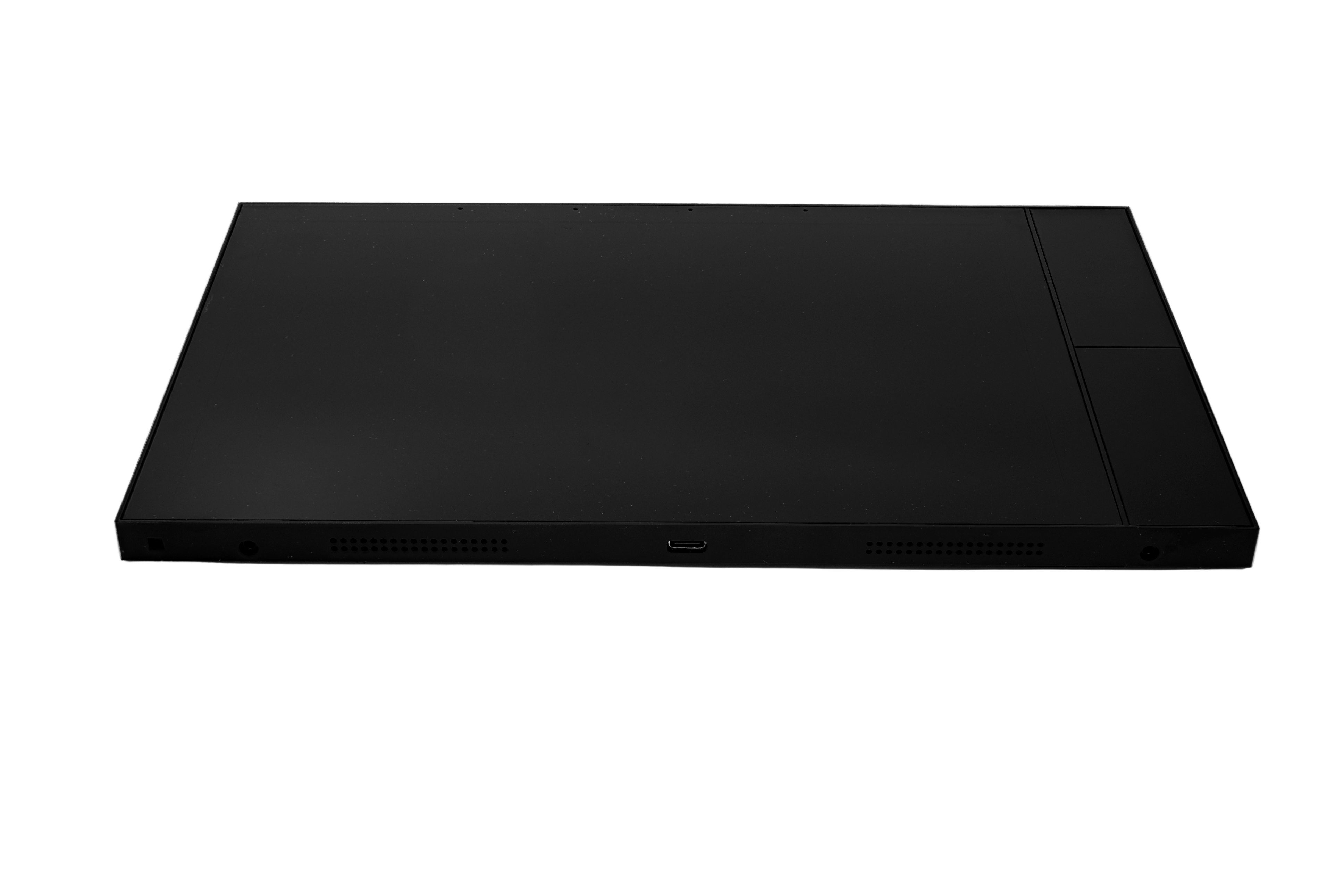 Ein flaches, schwarzes elektronisches Gerät mit einem USB-C-Anschluss und Lautsprecheröffnungen auf der Vorderseite.