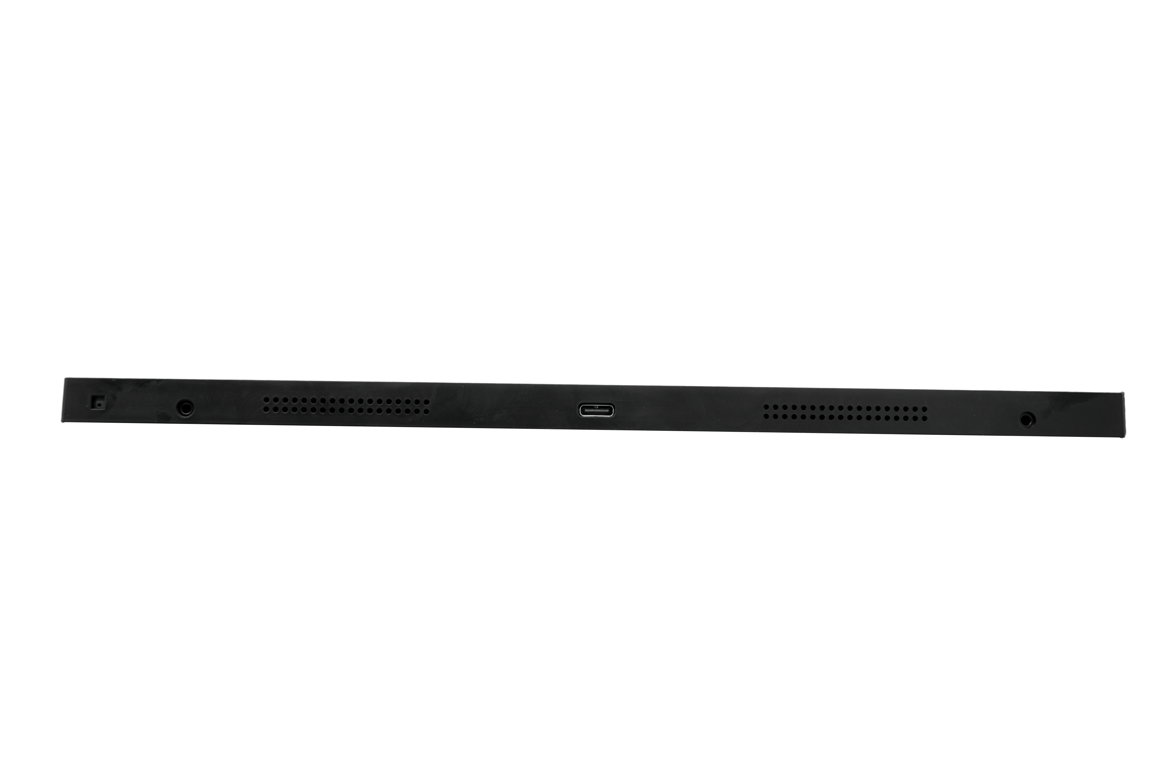 Unterseite eines schwarzen Geräts mit USB-C-Anschluss, Lautsprechergittern und Anschlüssen auf weißem Hintergrund.