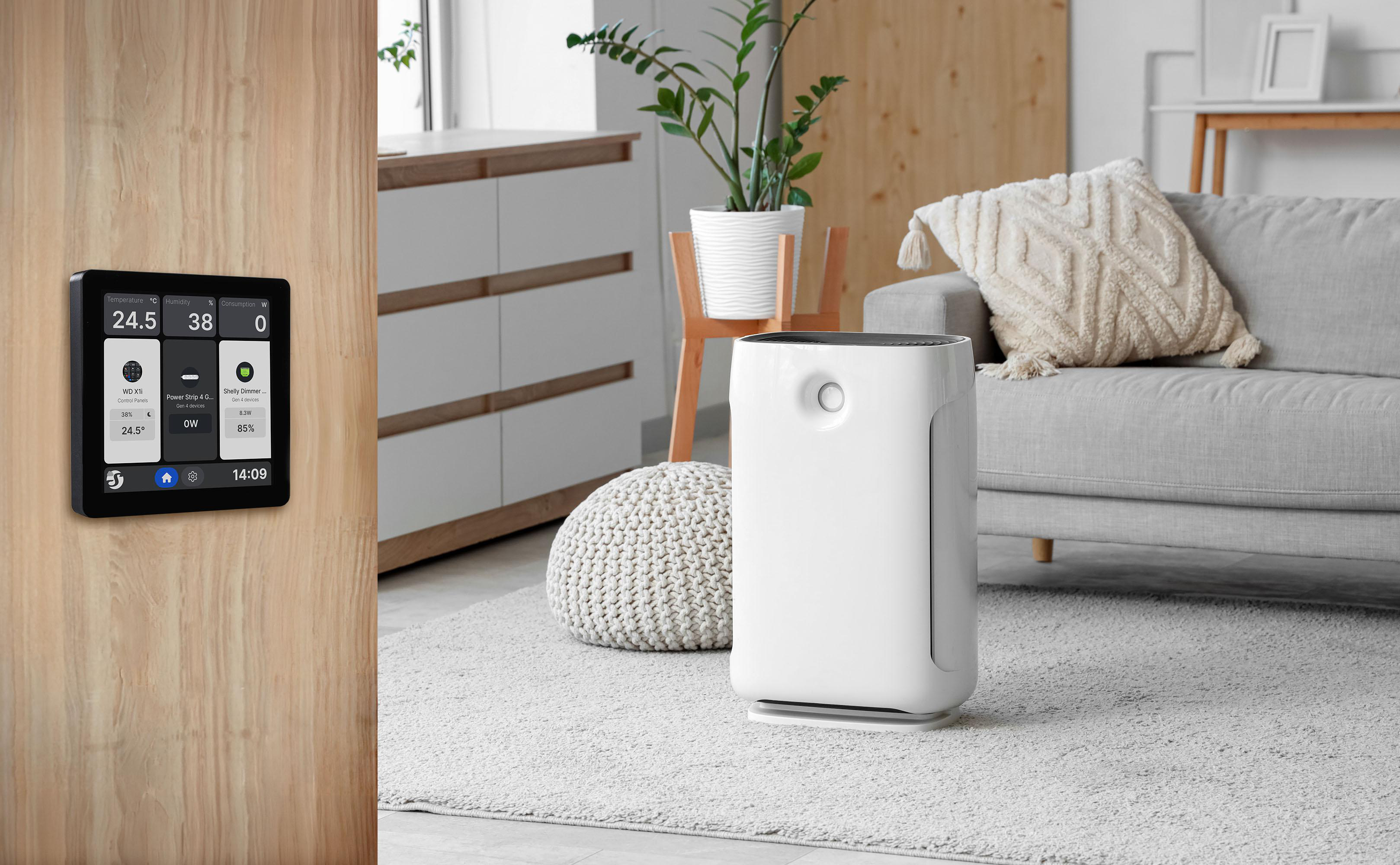 Ein weißer Luftreiniger steht im Wohnzimmer neben einem Sofa, an der Holzwand ist ein Smart-Home-Display montiert.