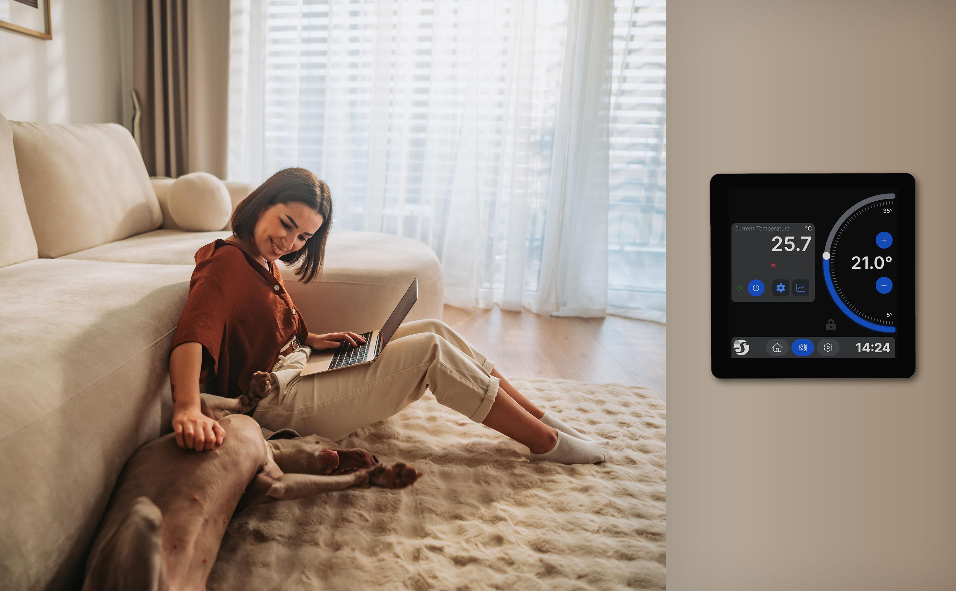 Frau sitzt auf Teppich mit Laptop und Hund, daneben ein Thermostat.