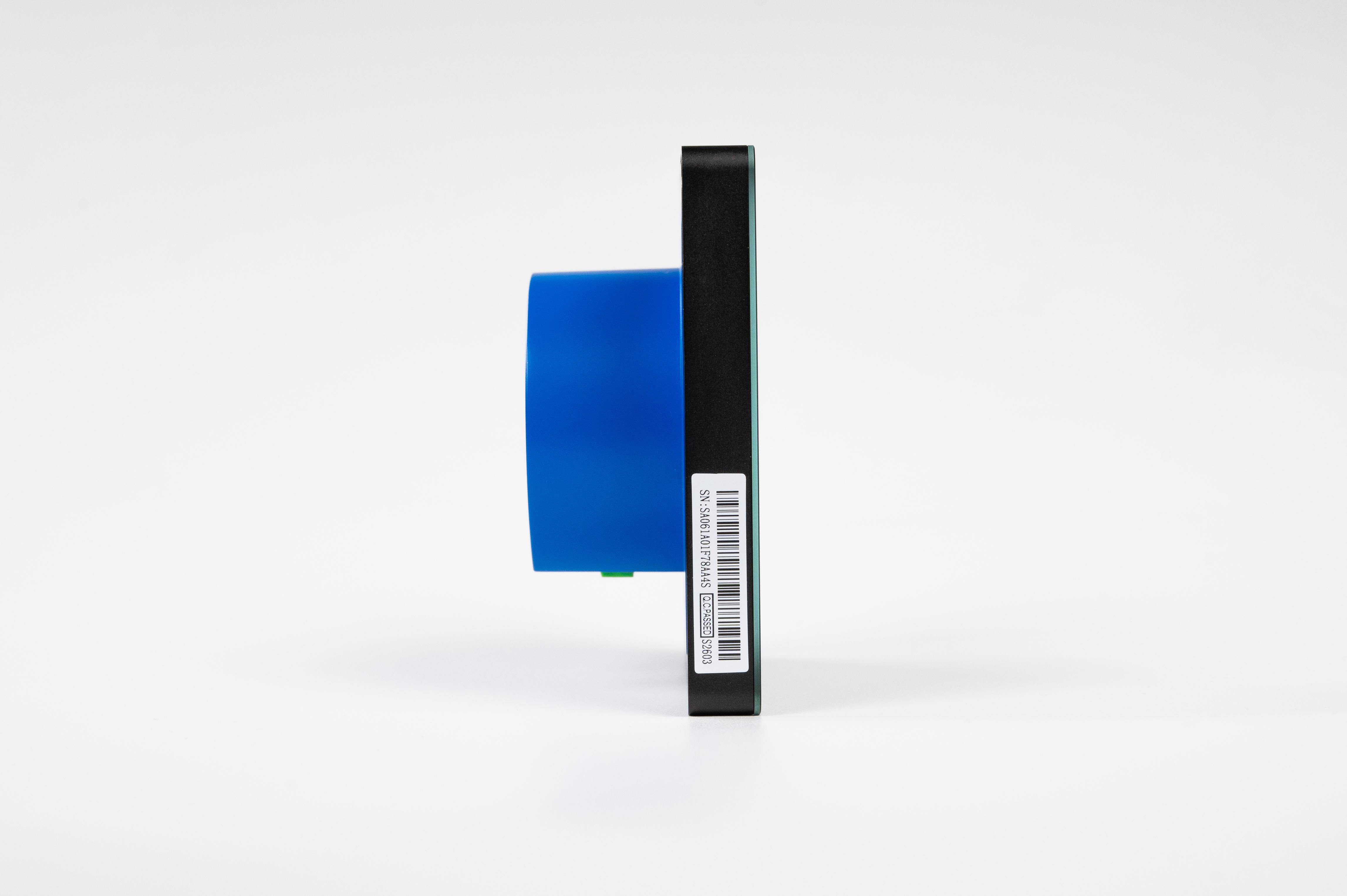 Seitenansicht eines rechteckigen schwarzen Geräts mit einem runden blauen Zylinder auf einer weißen Oberfläche.