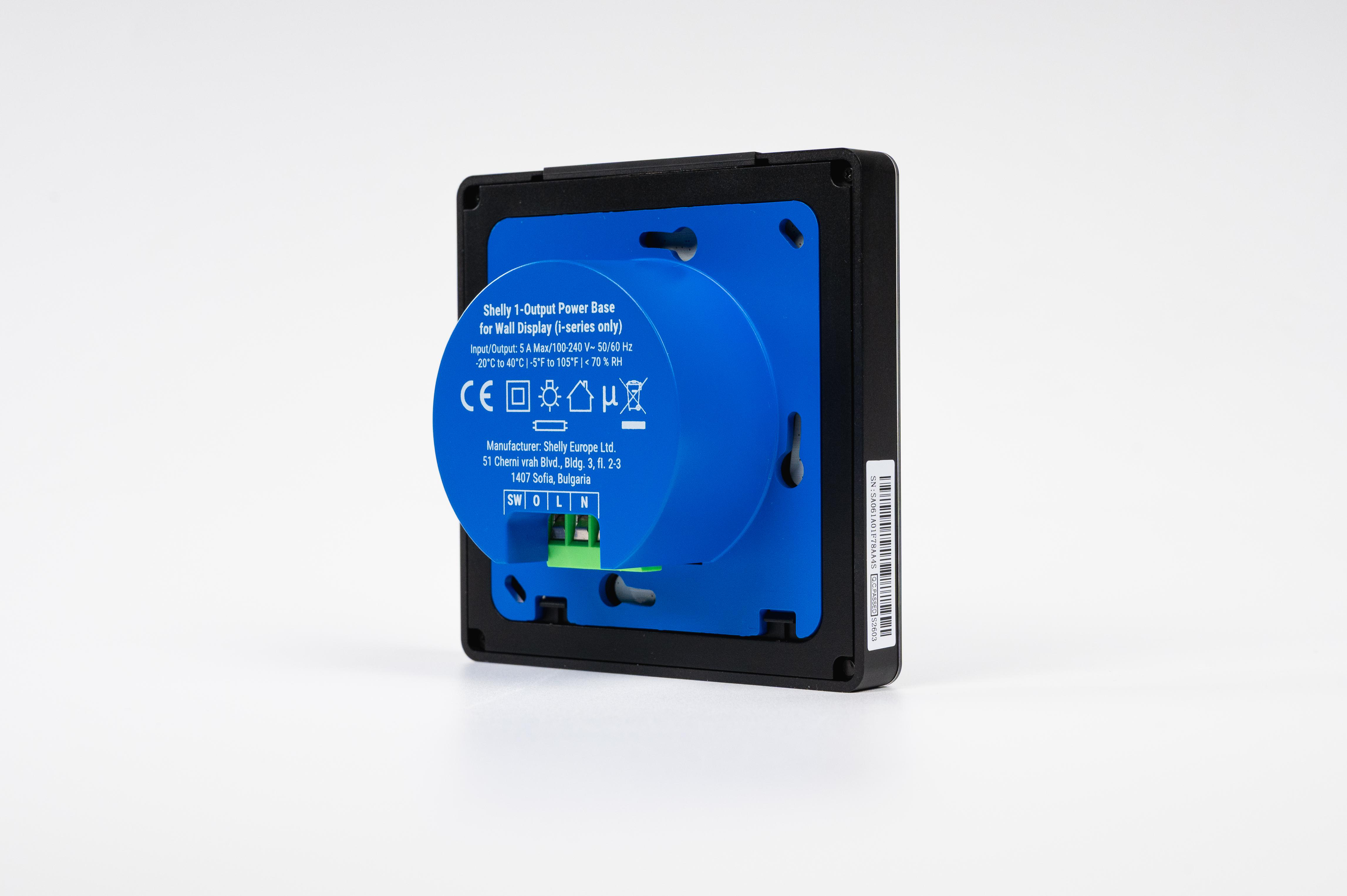 Rückseite einer blauen und schwarzen Shelly Power Base mit technischen Aufschriften und Anschlüssen.