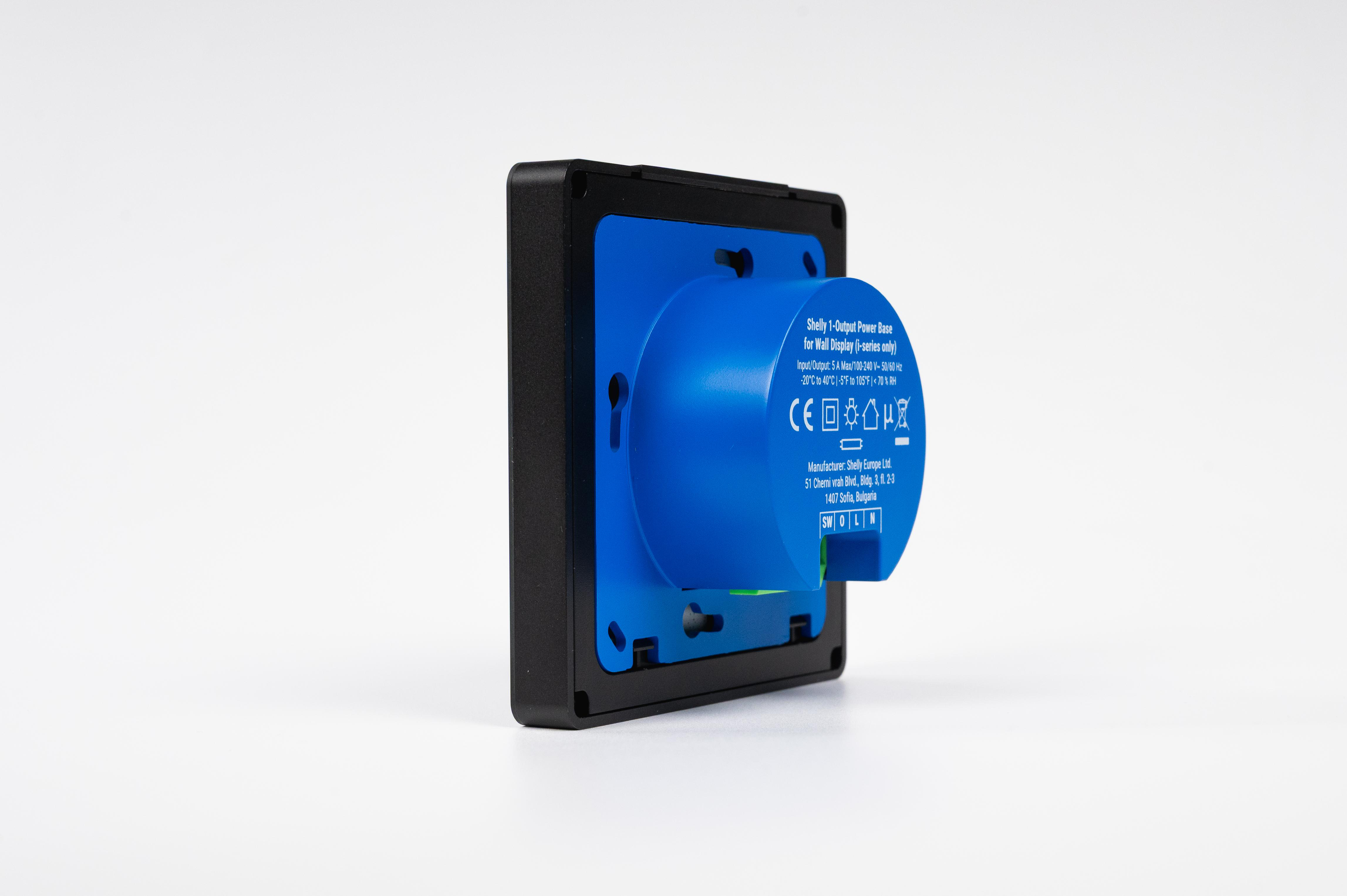 Rückseite einer blauen und schwarzen Shelly Wanddisplay-Basis mit technischen Daten auf weißem Hintergrund.