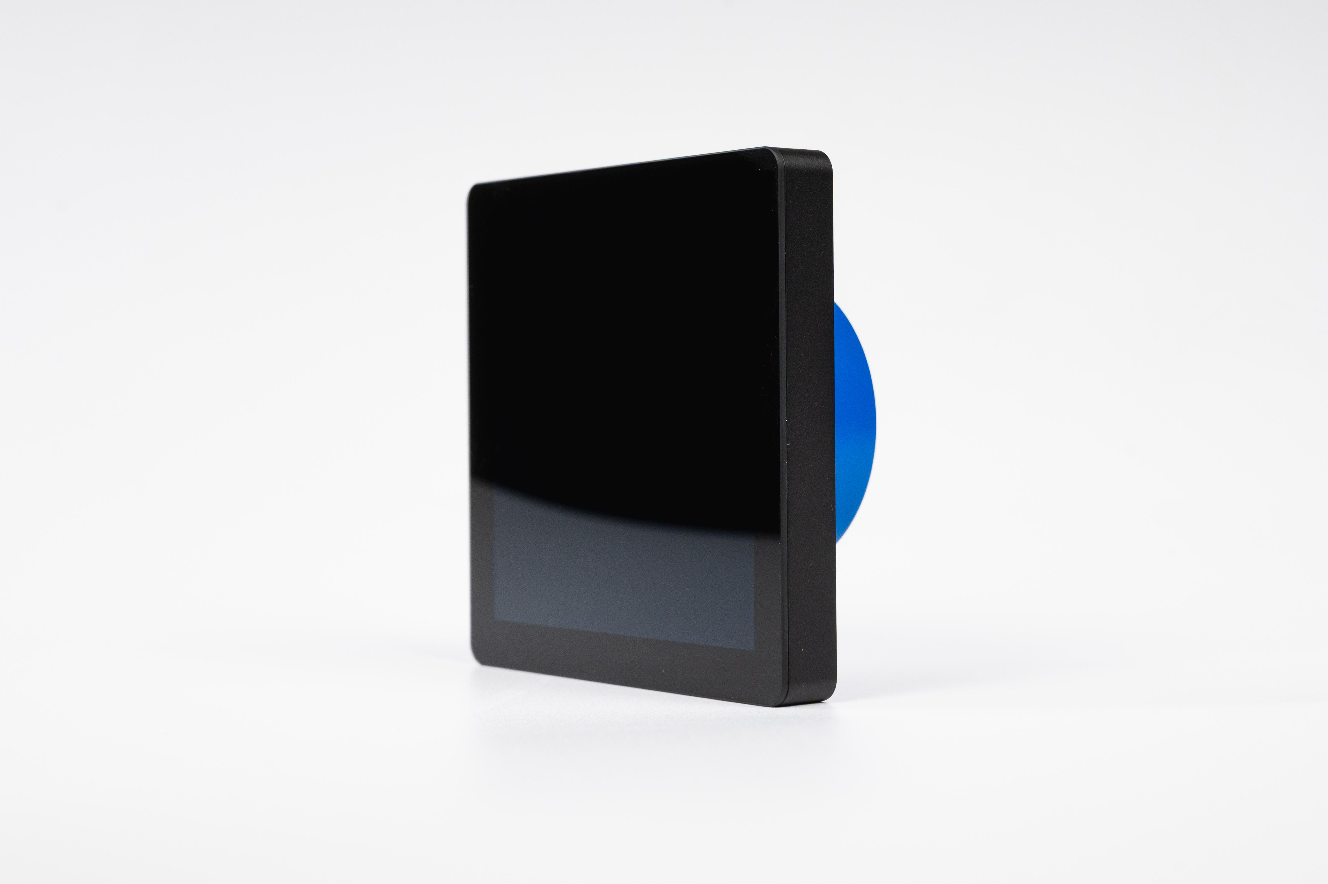 Ein schwarzes quadratisches Gerät mit einem blauen Element auf der Rückseite steht auf weißem Hintergrund.