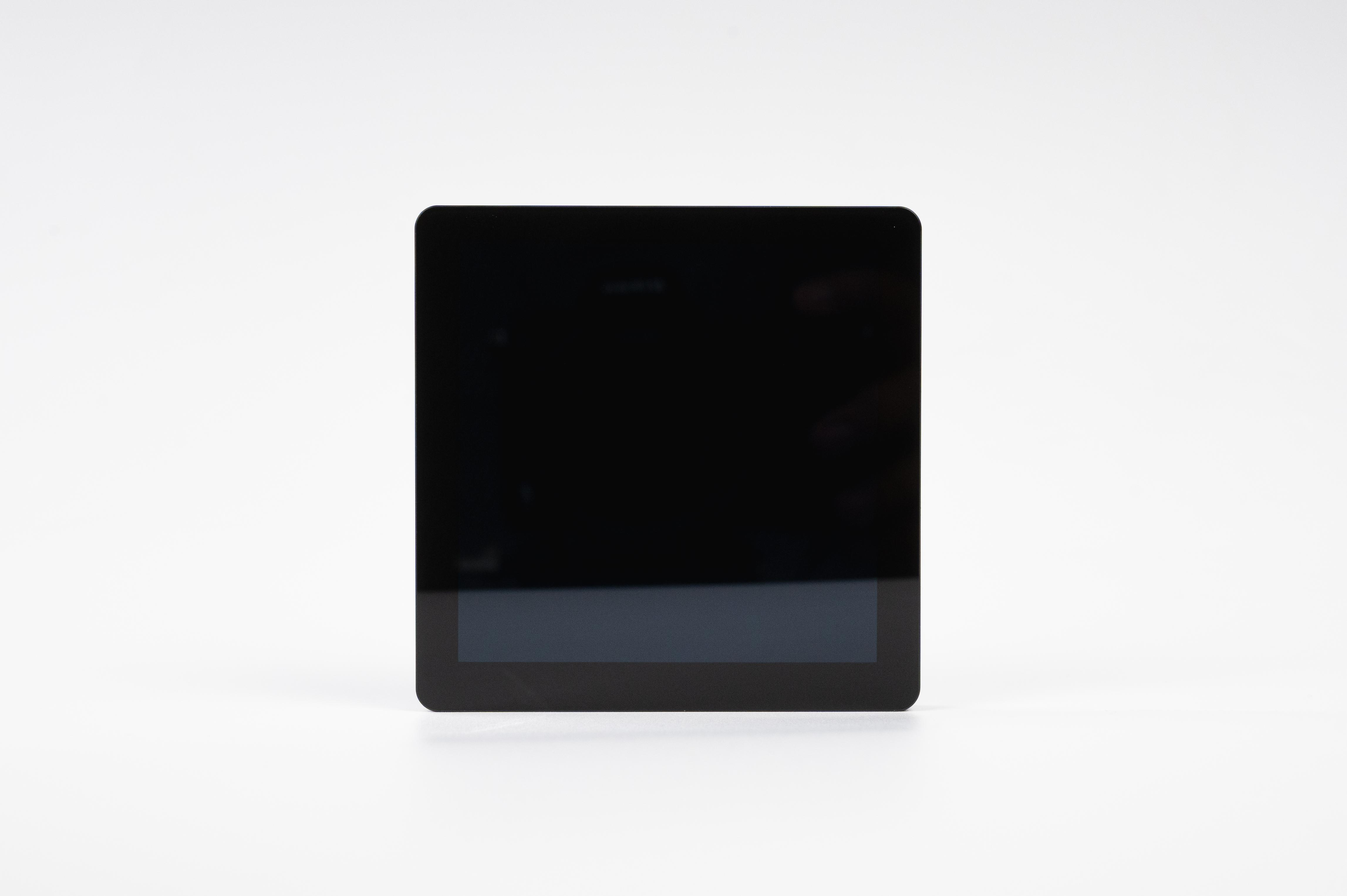 Ein quadratischer, schwarzer Smart-Home-Touchscreen vor einem weißen Hintergrund.