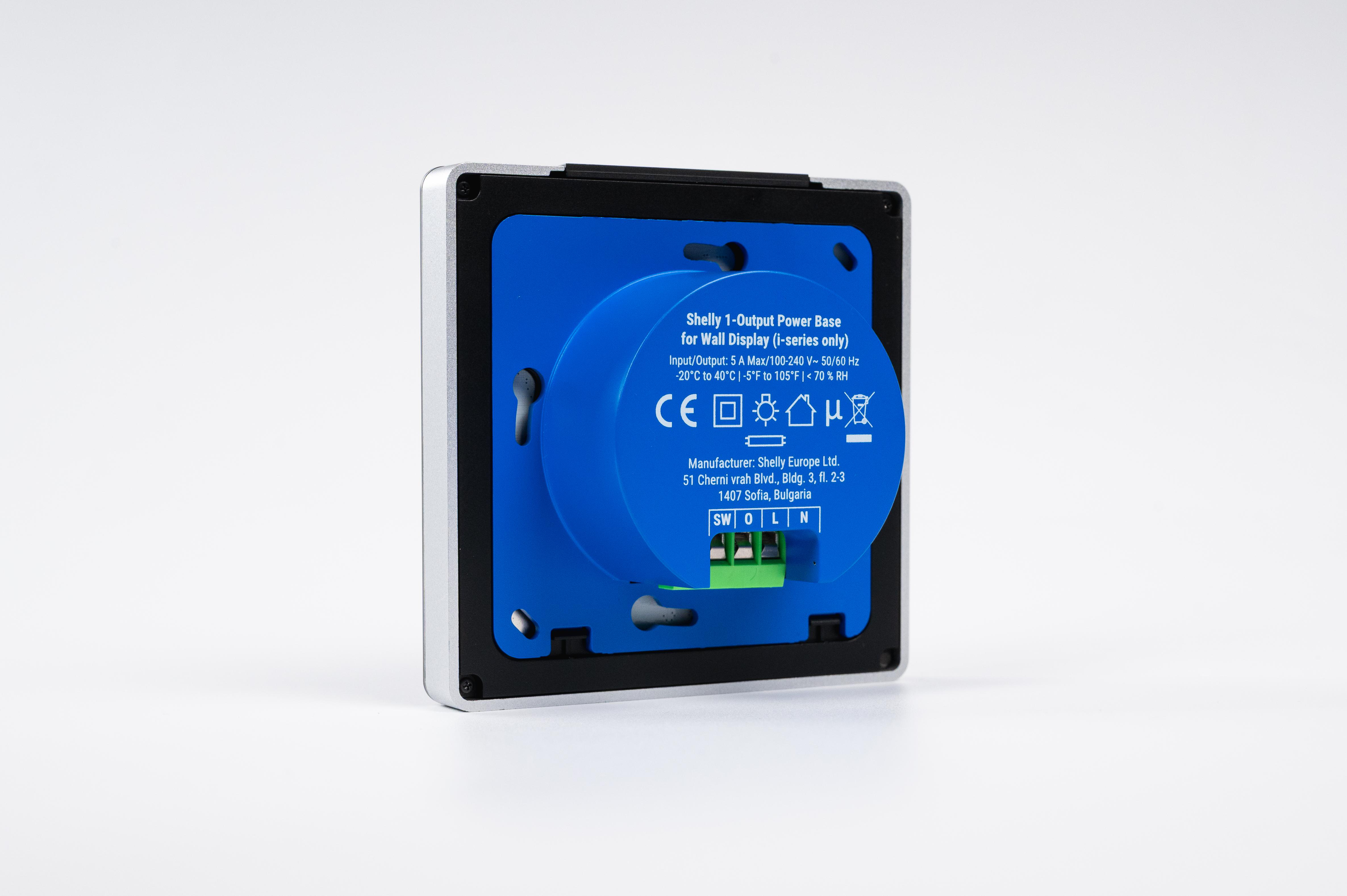 Die Rückseite eines Shelly Power Base für Wanddisplays, blau mit weißen technischen Texten auf weißem Hintergrund.