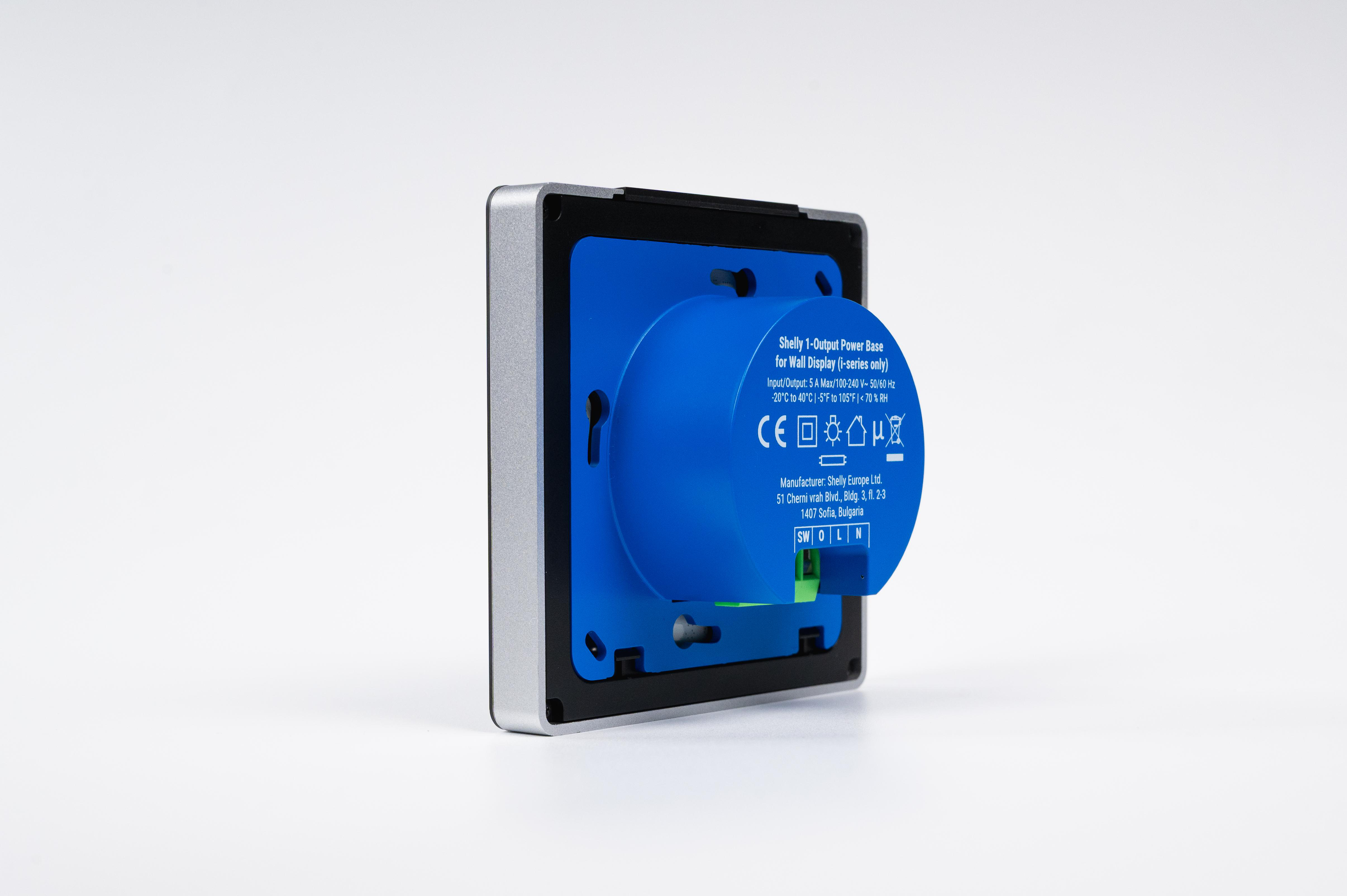 Rückansicht einer blauen und silbernen Smart-Wanddisplay-Basis mit elektrischen Daten auf weißem Hintergrund.