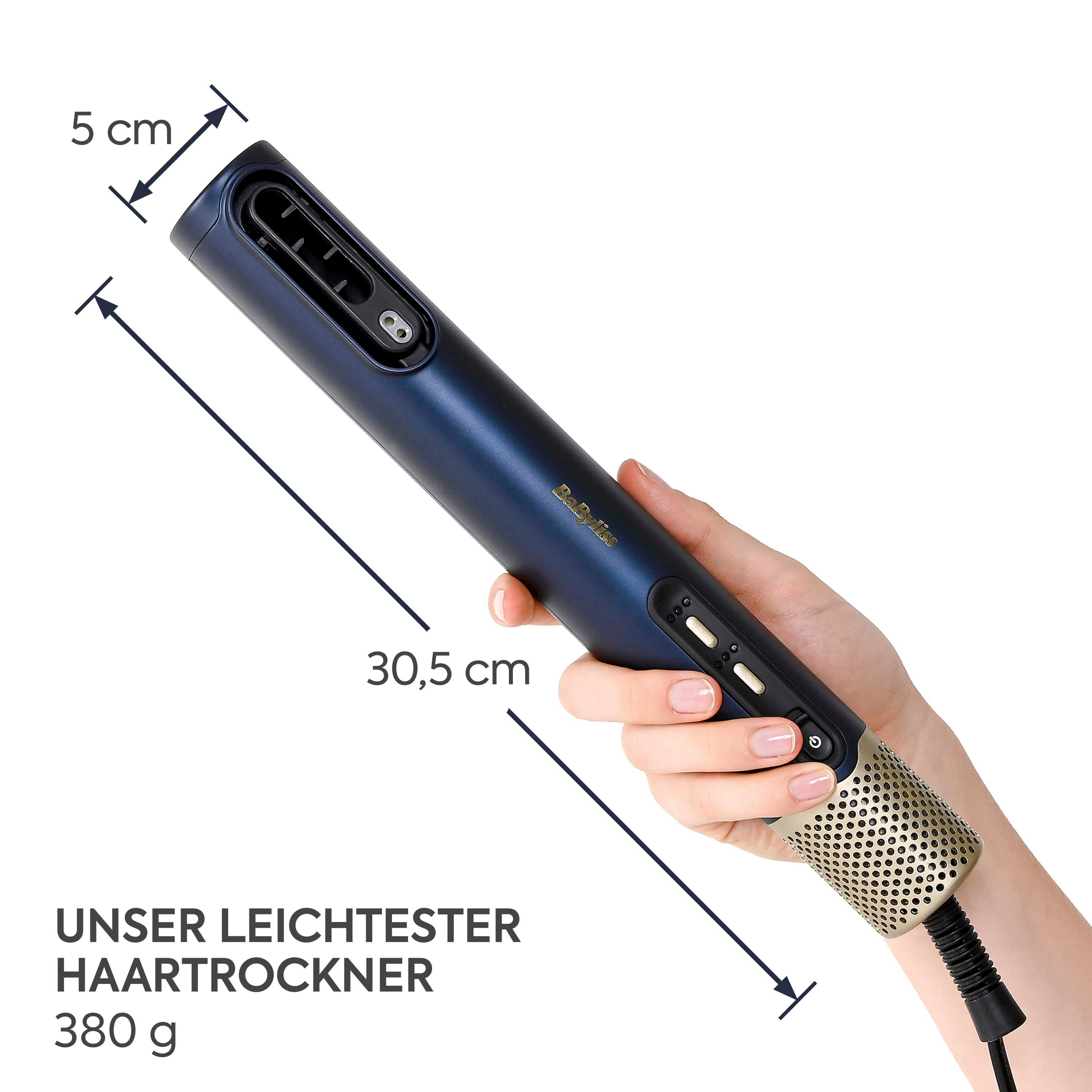 Hand hält einen blauen BaByliss Haartrockner mit Maßangaben von 30,5 cm Länge und 5 cm Breite.