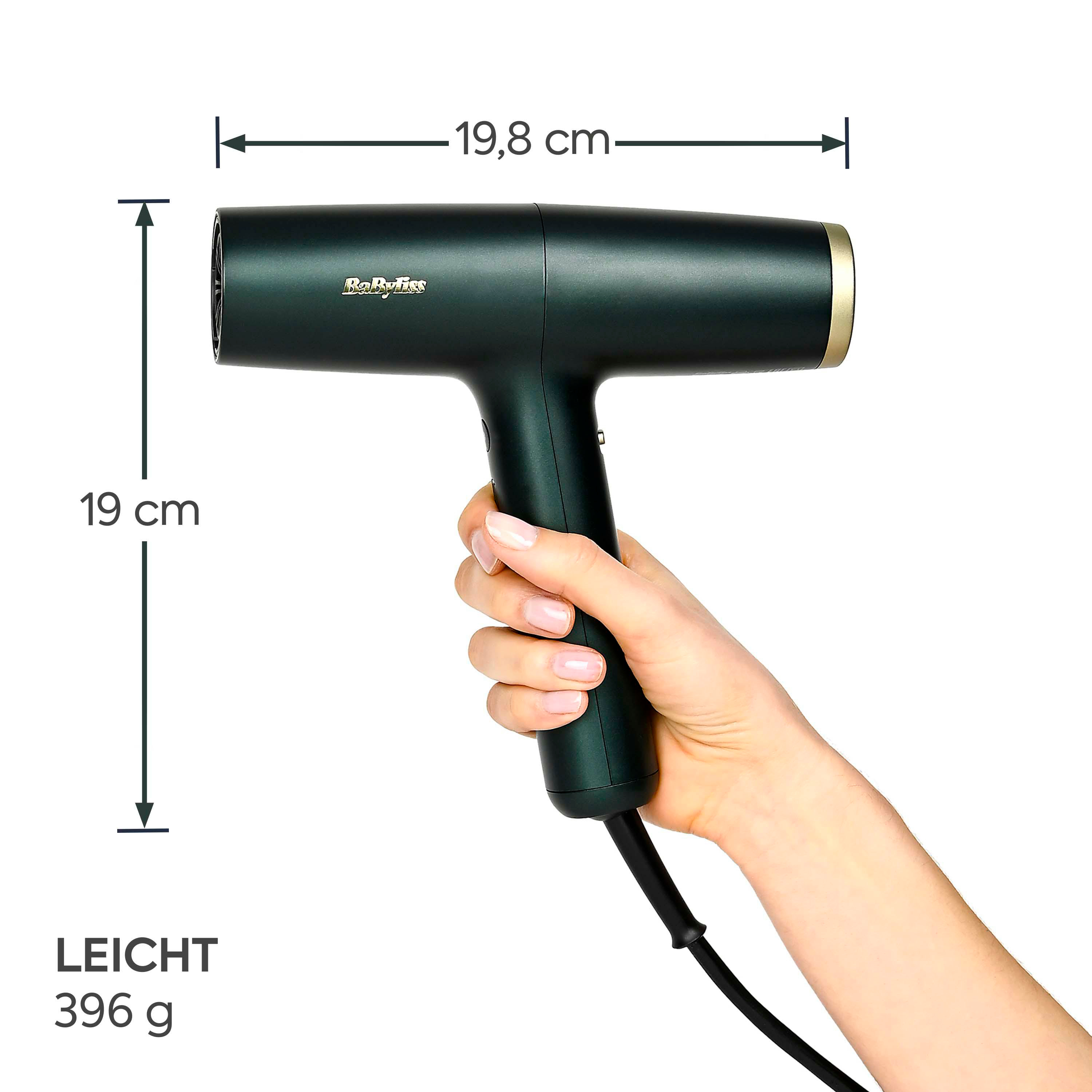 Hand hält einen kompakten, dunkelgrünen BaByliss Haartrockner mit Maßangaben.