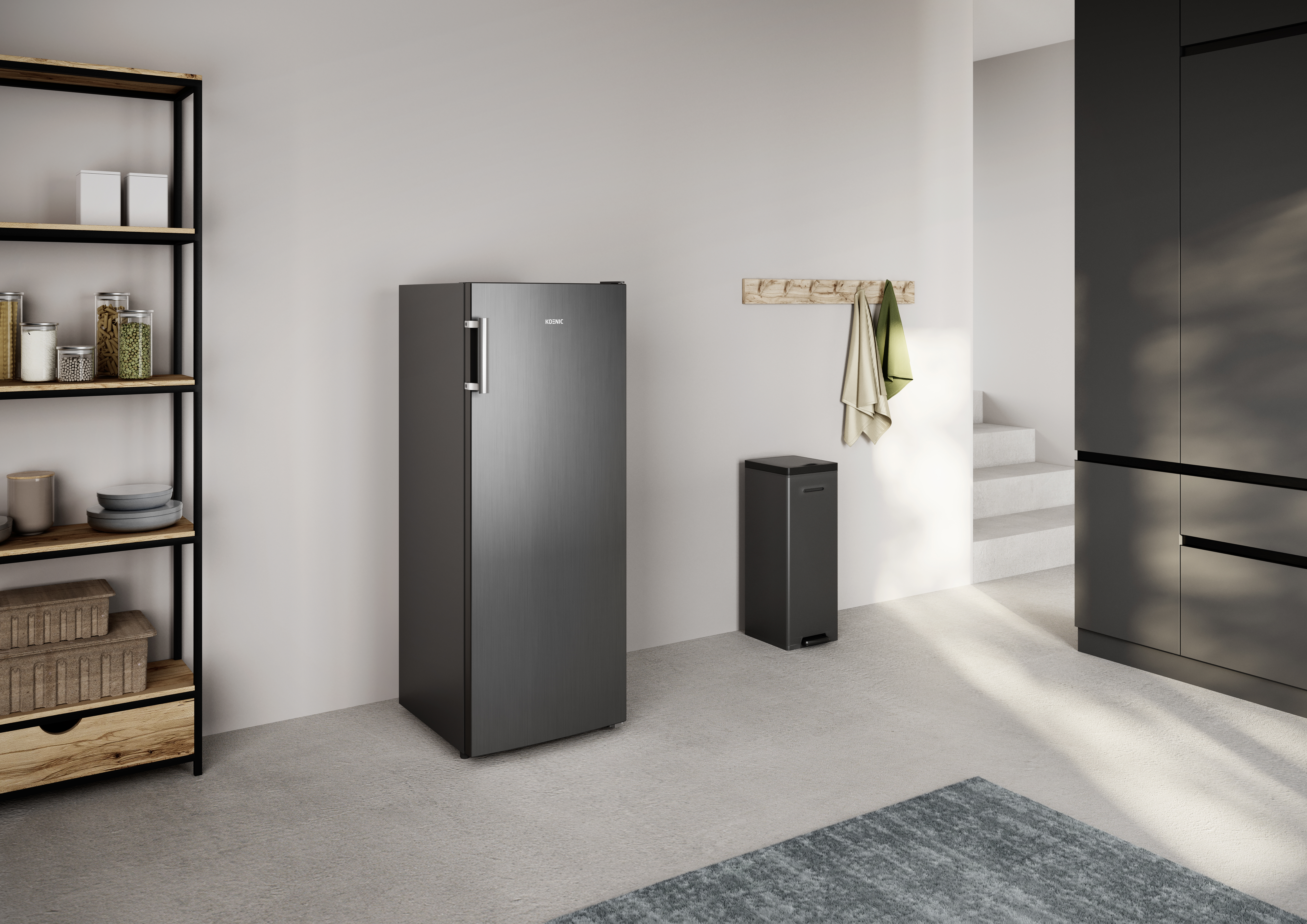 Moderne Küche mit schwarzem Kühlschrank, offener Holzlagerregal und Mülleimer vor heller Wand.