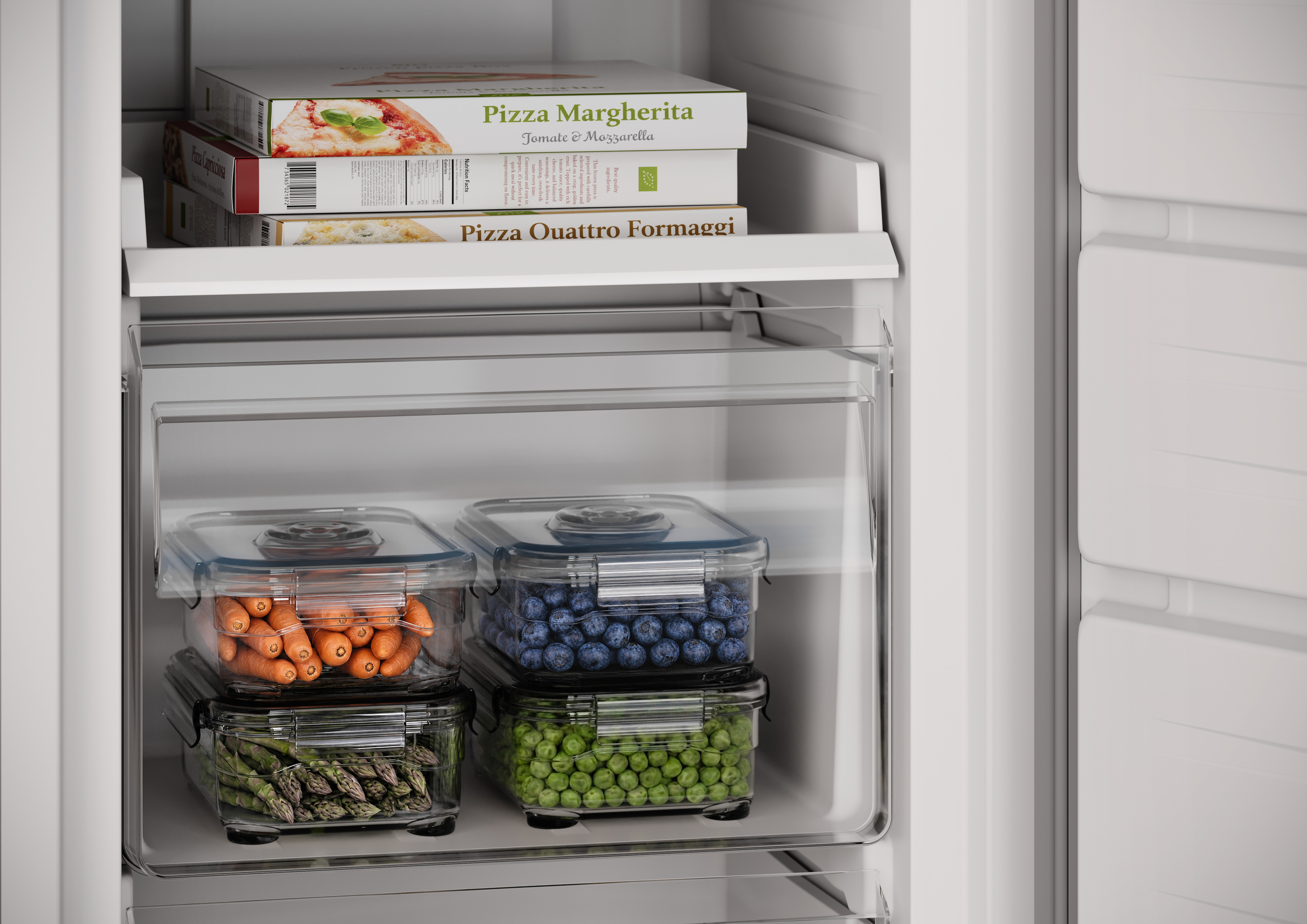 Ein offener weißer Kühlschrank zeigt Pizzaverpackungen oben und transparente Behälter mit Gemüse und Beeren unten.