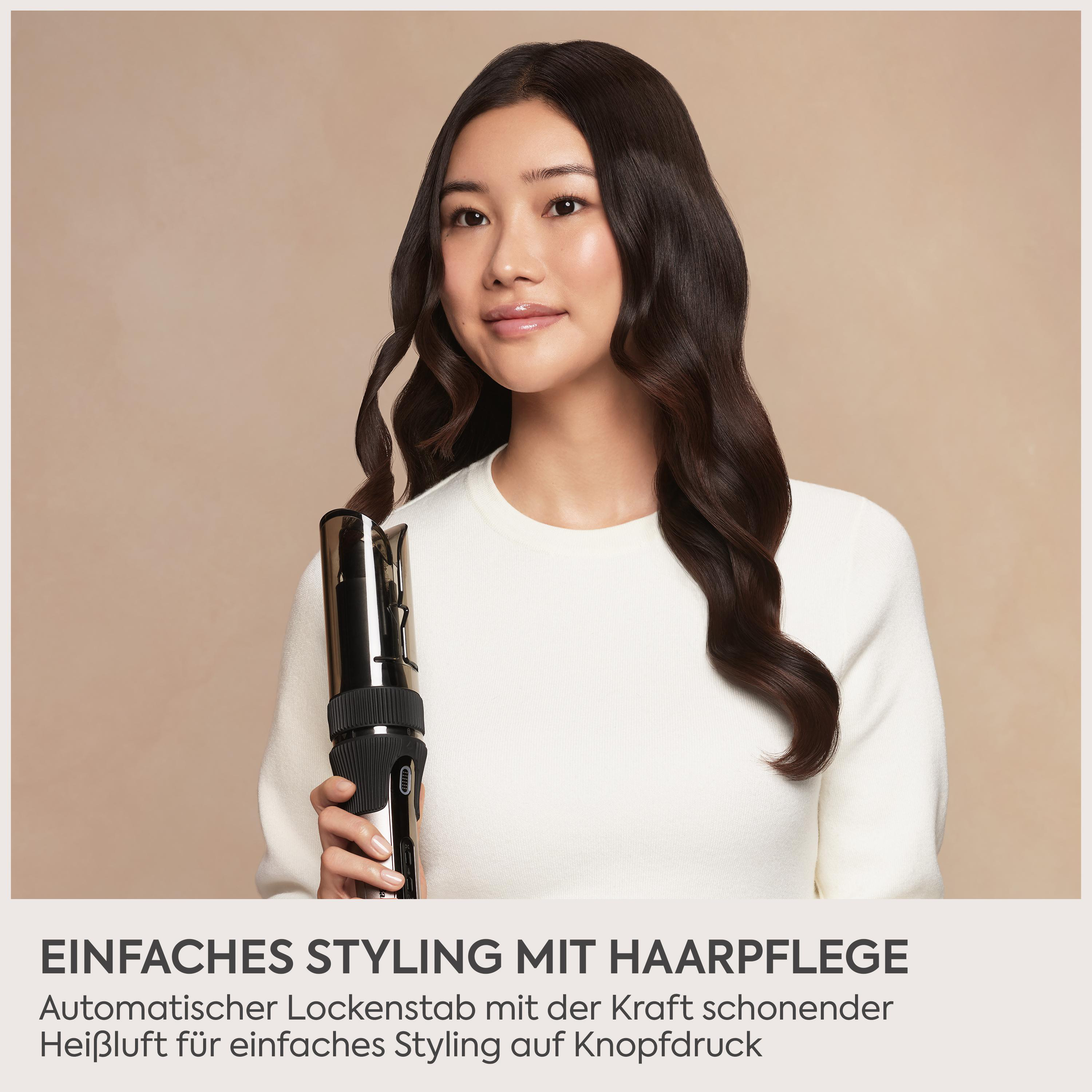 Eine Frau mit langem, gewelltem Haar hält einen automatischen Lockenstab. Text auf Deutsch unten.