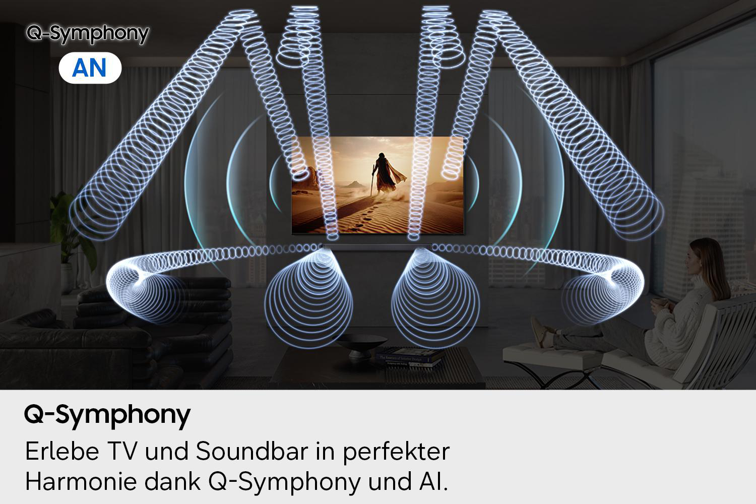 Wohnzimmer mit TV, Soundbar und visualisierten blauen Klangwellen, während eine Frau auf einem Stuhl sitzt.