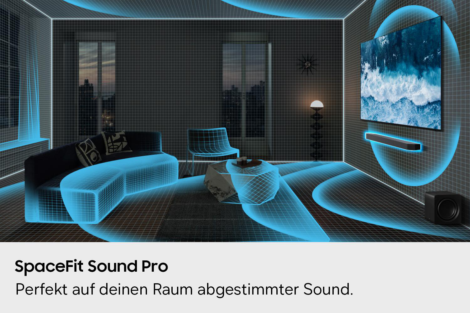 Wohnzimmer mit blauem Sound-Grid-Effekt, TV, Sofa und Text SpaceFit Sound Pro.