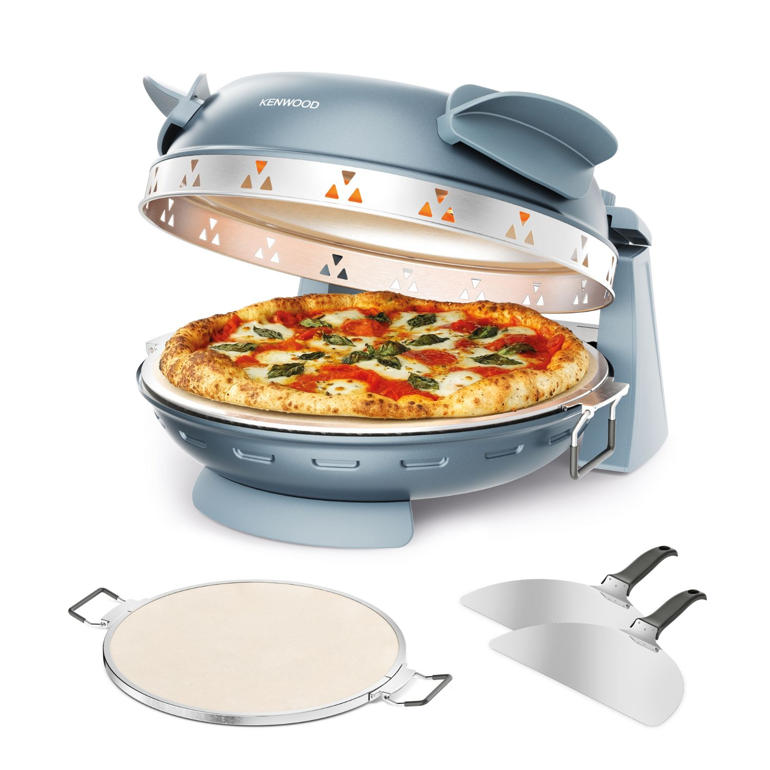 Horno de pizza Kenwood con tapa abierta y pizza fresca dentro, acompañado de piedra y dos palas.