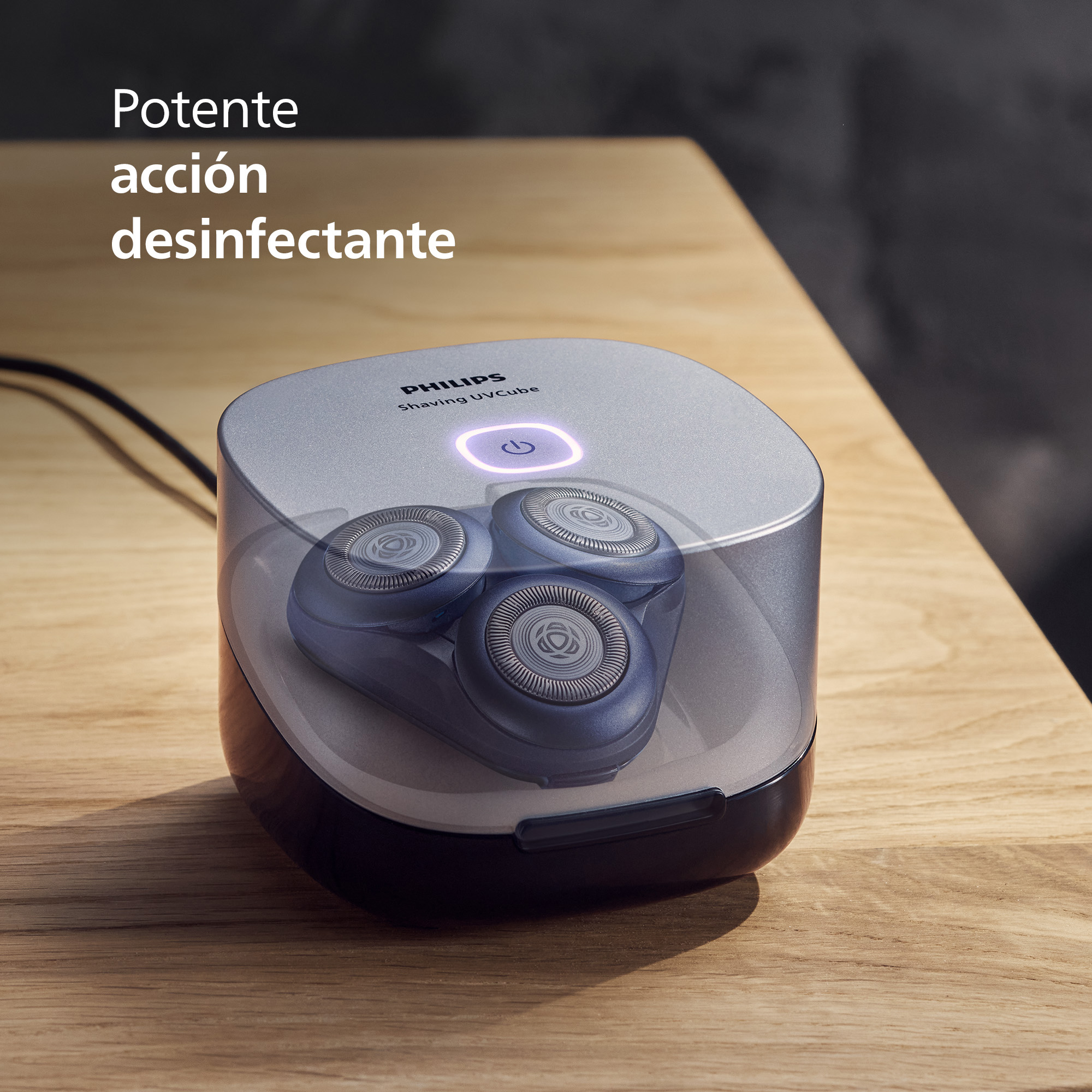 Un dispositivo Philips Shaving UVCube sobre una mesa de madera.