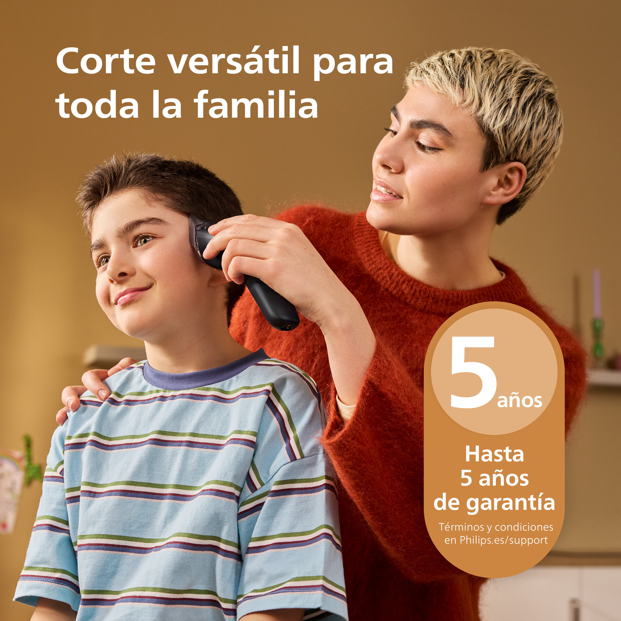 Una persona con suéter rojo corta el pelo a un niño con una maquinilla, con texto publicitario.
