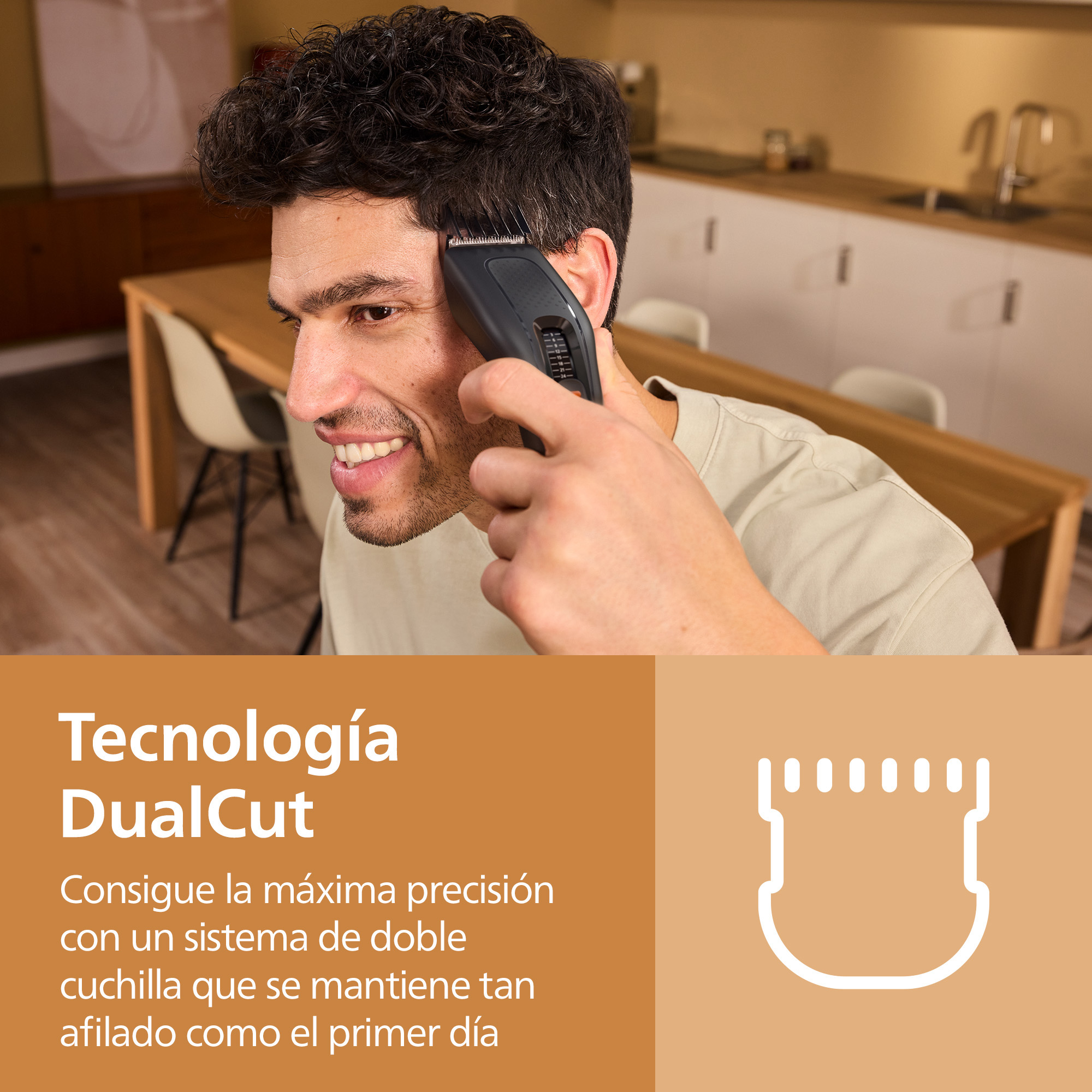 Un hombre sonriente se corta el pelo con una maquinilla negra en una cocina.