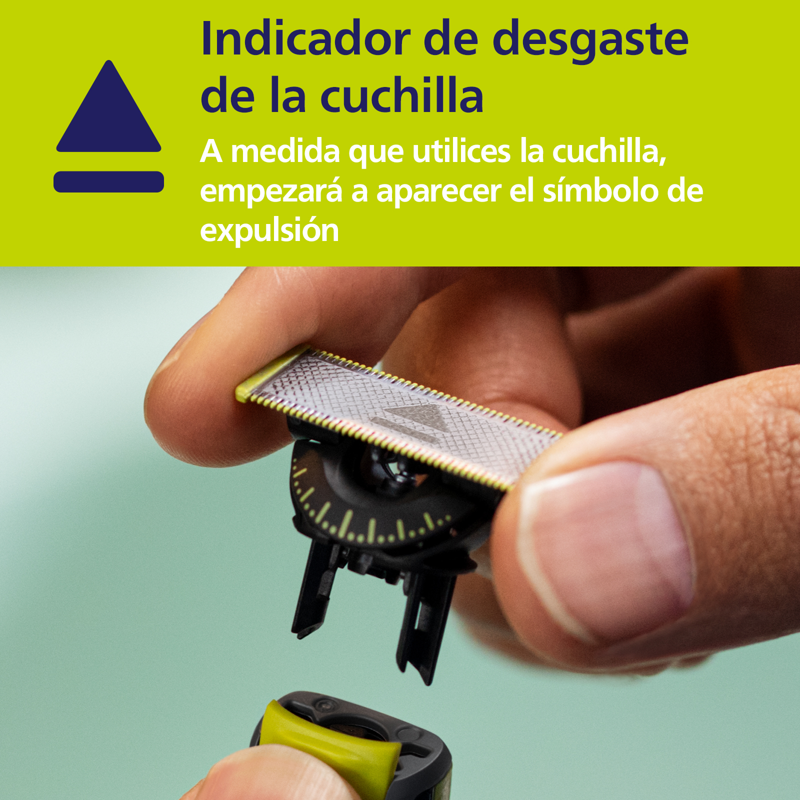Manos sosteniendo una cuchilla de afeitar con indicador de desgaste separada de una afeitadora.