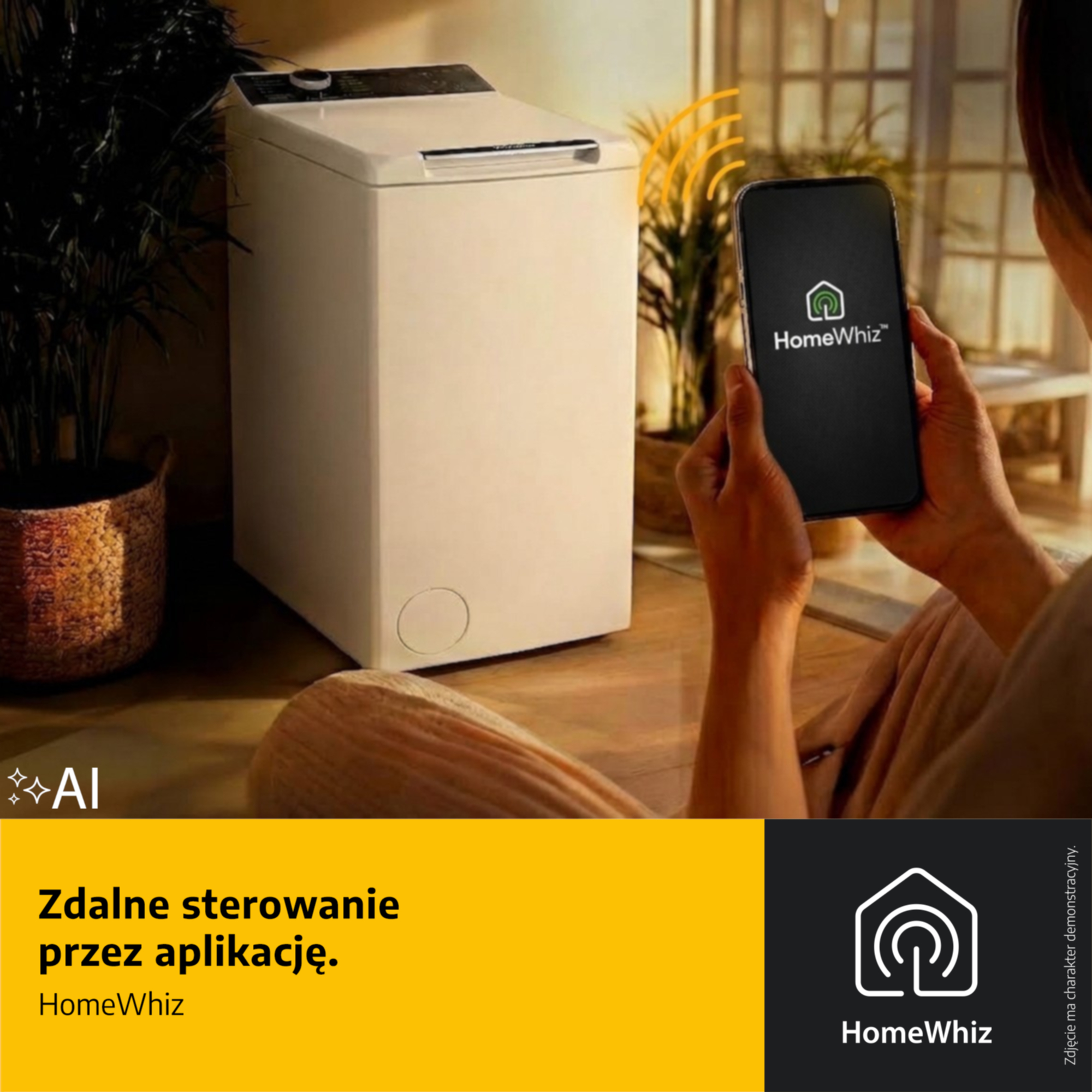 Osoba używa smartfona z aplikacją HomeWhiz do sterowania białą pralką w słonecznym pokoju.